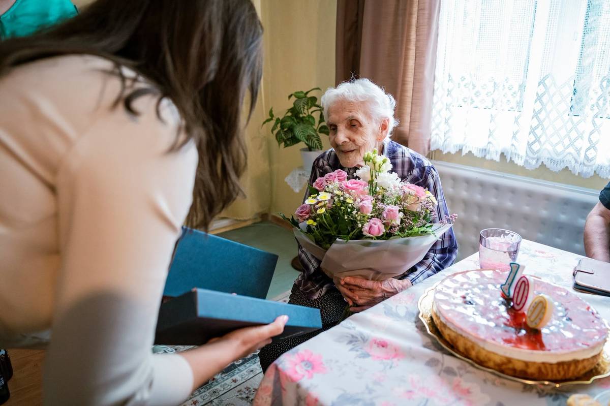 V stredu 10. júna sme mali tú česť osobne zablahoželať občianke mesta Trnava Antónii Ferechovej k jej krásnym 100. narodeninám.    K výnimočnému životnému jubileu jej prišla v mene mesta zagratulovať aj naša viceprimátorka Eva Nemčovská, ktorá sa roky angažuje v sociálnej oblasti. Oslávenkyni odovzdala dar a kyticu kvetov.     Pani Antónia sa pri tejto príležitosti zapísala aj do pamätnej knihy mesta ako pripomienka vzácneho okamihu, ktorý je oslavou života, spomienok a úcty k našim najstarším obyvateľom.     Prajeme jej najmä pevné zdravie, pokojné dni a veľa radosti v kruhu blízkych.