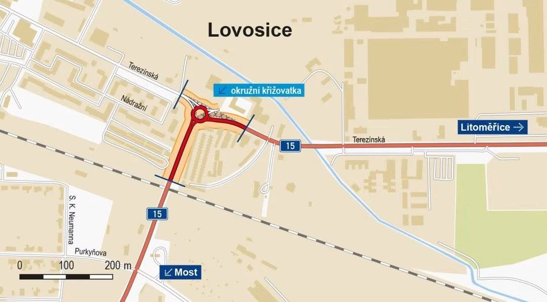 V pondělí 15.6. se zahájí první etapa prací na rekonstrukci křižovatky U Jatek. Objízdná trasa je vyznačena. Upozorňujeme také na omezení MHD.   I. etapa | 15. 6. – 16. 8. Uzavřen bude přístup z mostu, ulice Terezínská zůstane průjezdná. Objízdná trasa pro veškerou dopravu je vedena po silnici III/00817 od okružní křižovatky u Kauflandu, směrem na Libochovice, dále na silnici II/247 (nájezd k dálnici D8) a okružní křižovatku u Prosmyk, zpět do ul. Terezínská v Lovosicích. Omezení MHD:  Nebudou obsluhovány zastávky: Lovosice, obchodní centrum (Kaufland), Svatopluka Čecha a Purkyňova Prosíme všechny řidiče o jejich respektování a zvýšenou opatrnost v okolí stavby. Děkujeme za pochopení.