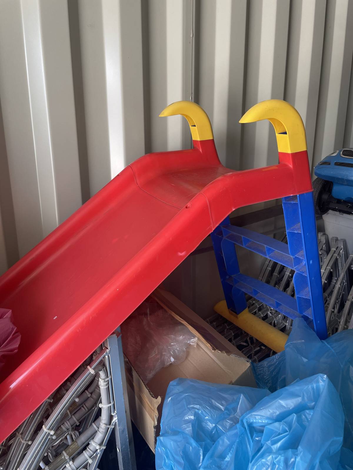V našem re-use centru ♻️ se nahromadily různé věci pro děti. Koukněte, jestli by se vám něco nehodilo 🙂  Otevřeno vždy první sobotu v měsíci 8-10h a každé pondělí 16-18h.