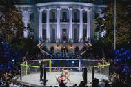 Josh Hokit a Derrick Lewis v souboji v těžké váze na turnaji UFC Freedom 250 na jižním trávníku Bílého domu ve Washingtonu, D.C., USA, 14. června 2026