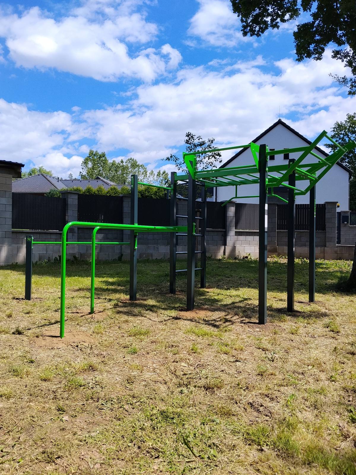 🏋️♀️ Nové workoutové hřiště nad lázněmi je hotové! Máme radost, že vám můžeme představit nové workoutové hřiště, které rozšíří možnosti sportovního vyžití v naší obci. ⚠️ Prosíme o trpělivost – jednotlivé prvky zatím není možné používat. Beton potřebuje dostatečně vyzrát a ztvrdnout, proto bude hřiště zpřístupněno od pátku 19. června. 💪 Pro zájemce připravujeme také lekce cvičení pod vedením instruktora, během kterých se seznámíte s možnostmi využití jednotlivých prvků. O termínech vás budeme včas informovat. Děkujeme za pochopení a těšíme se, až si nové hřiště společně užijeme!