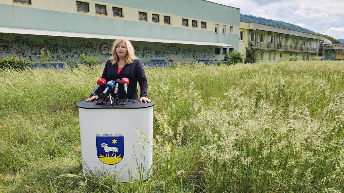 Po 7 rokoch súdnych sporov sa mestu začiatkom júna podarilo získať späť športový areál Marakana. K prevzatiu areálu došlo na základe právoplatných súdnych rozhodnutí, ktoré zaviazali dovtedajšieho užívateľa areál vypratať a odovzdať mestu. A to z dôvodu, že súdy posúdili ako neplatnú nájomnú zmluvu, na základe ktorej areál dlhodobo užíval súkromný subjekt. Samotné prevzatie prebehlo na základe mestom iniciovaného exekučného konania na vymoženie nepeňažného plnenia v podobe vypratania. Mesto k takémuto kroku muselo pristúpiť, keďže ani na základe právoplatných a vykonateľných súdnych rozhodnutí nedošlo k dobrovoľnému splneniu povinnosti zo strany súkromnej spoločnosti.  Rozsudok Krajského súdu v Banskej Bystrici a súčasne prvostupňový rozsudok Okresného súdu Trenčín nadobudli právoplatnosť 12. 09. 2024 a vykonateľnosť 16. 09. 2024. Mesto následne obratom dňa 23. 10. 2024 podalo návrh na vykonanie exekúcie na vymoženie nepeňažného plnenia. Dňa 25. 11. 2024 bolo poverenou súdnou exekútorkou vydané upovedomenie o začatí exekúcie. V dôsledku postupu povinného však až dňa 24. 04. 2026 mohol byť zo strany poverenej súdnej exekútorky vydané samotné upovedomenie o spôsobe vykonania exekúcie vyprataním nehnuteľností. Dňa 03. 06. 2026 boli na mieste prítomní predstavitelia mesta spolu s poverenou súdnou exekútorkou p. Ivetou Tóth Ailerovou, ktorá zabezpečila ako súdom poverená exekútorka celý proces vypratania resp. odovzdania objektu. Podľa vedenia mesta ide o významný míľnik, keďže existovala reálna hrozba, že v prípade neúspechu v súdnych sporoch by areál mohol v priebehu dvoch rokov definitívne prejsť do vlastníctva jeho dovtedajšieho užívateľa. Všetky súdy, ktoré sa prípadom zaoberali, však dospeli k záveru, že príslušná nájomná zmluva bola neplatná. Jadrom sporu bola skutočnosť, že zmluva bola podpísaná ešte predchádzajúcim primátorom mesta za podmienok odlišných od tých, ktoré schválilo mestské zastupiteľstvo. Mesto argumentovalo, že predchádzajúci primátor mesta nemal právomoc uzatvoriť zmluvu s iným obsahom, než aký schválili poslanci mestského zastupiteľstva. Tento právny názor následne potvrdili aj súdy. Po nadobudnutí právoplatnosti rozhodnutia mesto bezodkladne podalo návrh na vykonanie exekúcie vo veci vypratania areálu, keďže dovtedajší užívateľ ho dobrovoľne neodovzdal. Mesto plánuje v najbližšom období prizvať znalcov a statikov, ktorí posúdia technický stav budovy a preveria, či nehrozia akékoľvek iné bezpečnostné riziká. Následne chce samospráva pripraviť plán obnovy celého športového areálu vrátane futbalového ihriska, ktoré sa podľa predstaviteľov mesta nachádza tiež v dezolátnom stave. Mesto taktiež deklaruje, že pri obnove bude hľadať predovšetkým externé zdroje financovania. Cieľom je postupná revitalizácia areálu tak, aby mohol opäť slúžiť športovým aktivitám a verejnosti.