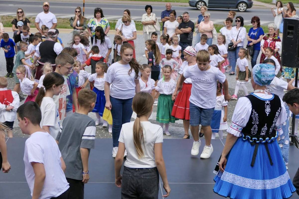 olo radosťou vidieť, ako spolu tancovali deti z materských škôl, školáci, seniori aj mladí a vytvorili veselú, priateľskú a komunitnú atmosféru. Ďakujeme všetkým, ktorí prišli a zapojili sa do spoločného tanca.