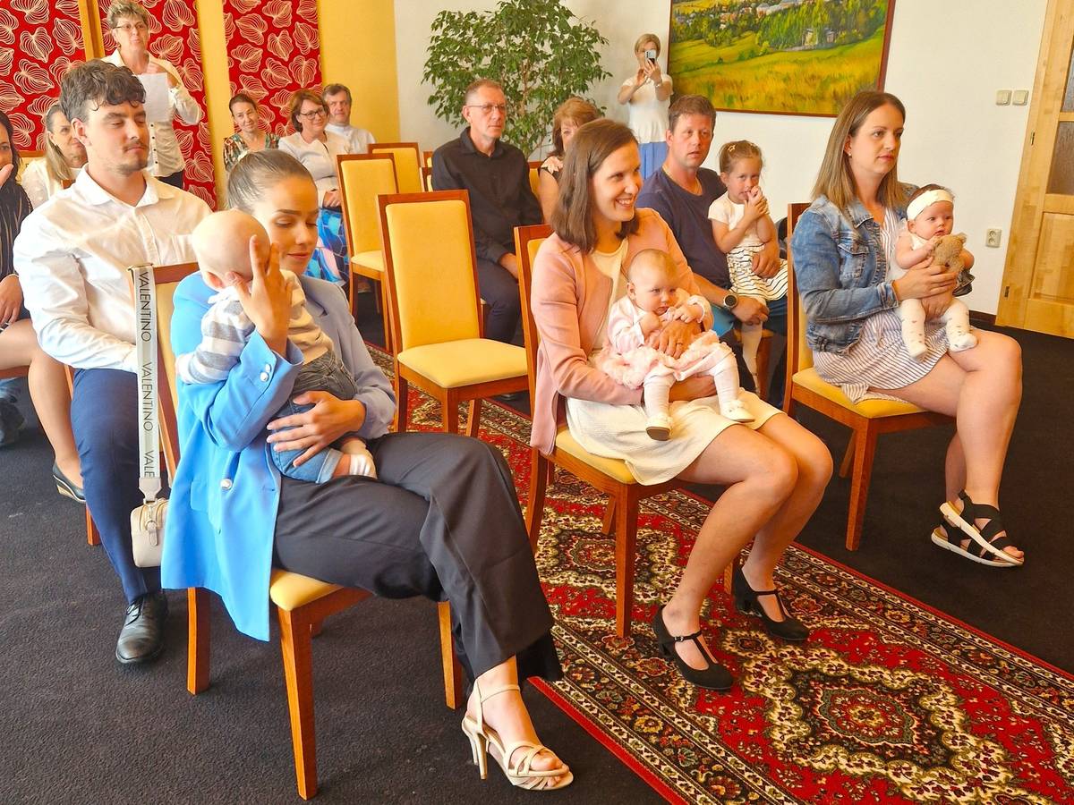 V neděli 14. června 2026 se uskutečnilo v obřadní síni obecního úřadu vítání občánků. Je to jedna z nejhezčích tradic, kterou naše obec připravuje. Tentokrát přišly se svými rodiči dvě holčičky a jeden chlapeček.