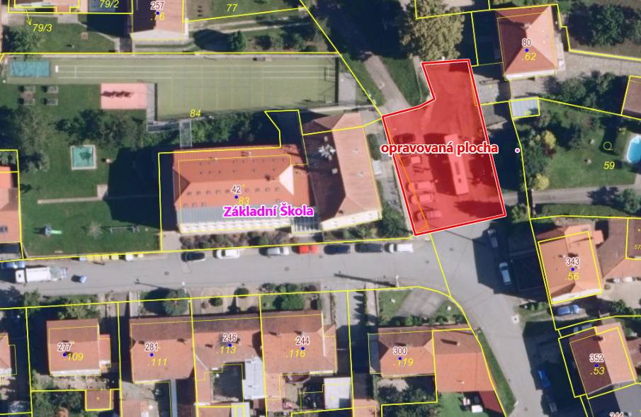 Oprava ploch před základní školou.
