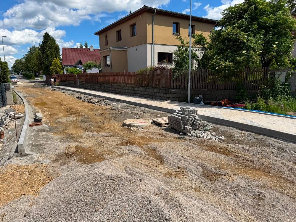 Oprava Hlavní:  Ve 13. stavebním týdnu pokračovaly práce zejména na Hlavní ulici od prostoru před bytovkami až po ulici Družstevní, dále od čp. 39 k pomníku padlých a v prostranství U Zvoničky.
