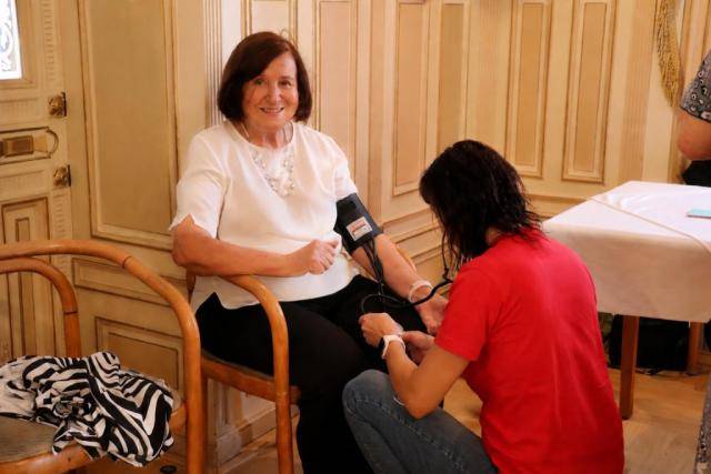 Náměstí T. G. Masaryka ožije v úterý 23. června od 13 do 18 hodin programem zaměřeným na zdraví a prevenci. Návštěvníci si budou moci zdarma nechat orientačně změřit krevní tlak, srdeční frekvenci i saturaci kyslíkem a výsledky ihned konzultovat s odborníky. Ti zároveň poradí, kdy je vhodné obrátit se na praktického lékaře a jak se více věnovat pravidelné prevenci. Připraveno bude hned několik stanovišť zaměřených na zdravý životní styl. Součástí odpoledne budou i praktické ukázky první pomoci. Zájemci si vyzkouší, jak správně reagovat při kolapsu či bezvědomí, jak přivolat záchrannou službu, provádět neodkladnou resuscitaci nebo použít AED defibrilátor. Lektoři předvedou také postupy při zastavení masivního krvácení, například pomocí tlakového obvazu nebo škrtidla. Nácvik bude probíhat na moderních trenažérech, které věrně simulují situace z běžného života. K prohlídce bude navíc připraven i sanitní vůz se záchranářským vybavením. Program nabídne také poradenství v oblasti dentální hygieny. Odborníci poradí se správnou technikou čištění zubů, péčí o mezizubní prostory i výběrem vhodných pomůcek pro každodenní péči o ústní dutinu. Návštěvníci si budou moci správnou techniku vyzkoušet i prakticky na modelu chrupu. Po celé odpoledne budou na místě k dispozici také specialisté Všeobecné zdravotní pojišťovny, kteří poskytnou informace o preventivních programech i možnostech čerpání příspěvků z fondu prevence. Program doplní pohybové a vzdělávací aktivity pro děti, dospělé i seniory.