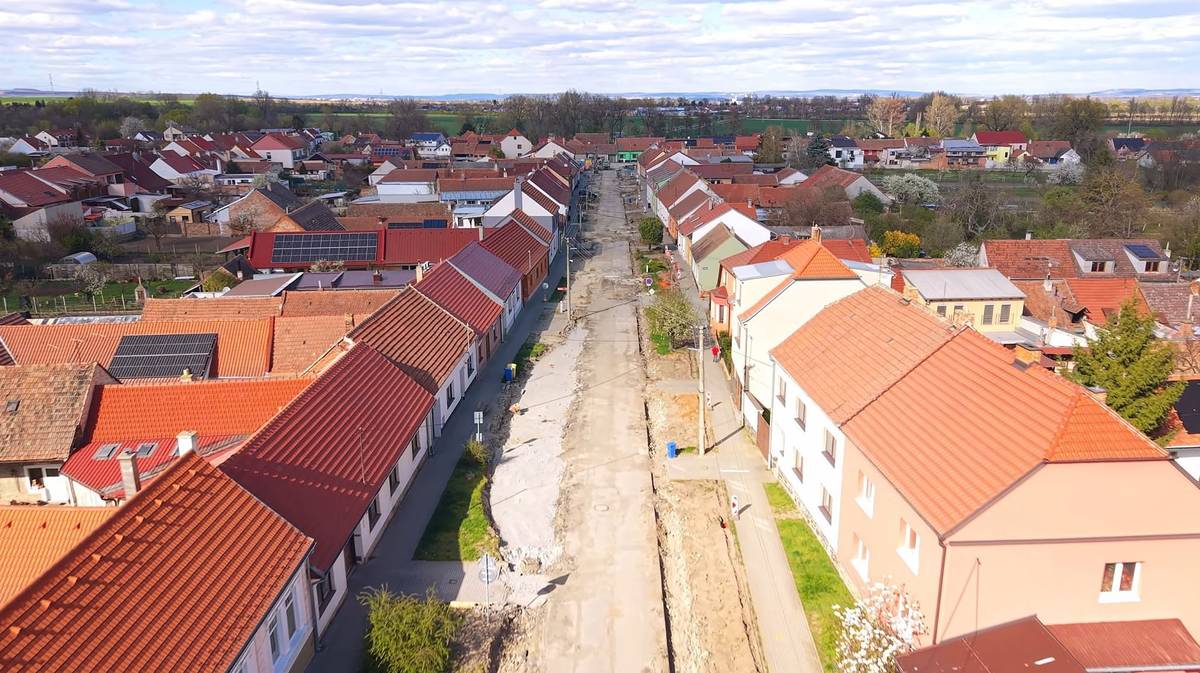 Pokládka asfaltových vrstev na ul. Masarykova a Sušilova. 🕗 od 22. do 24. 6. 2026  ⛔ Žádáme Vás, abyste v daném termínu nevjížděli na ulice, aby nedošlo k poškození nově položených asfaltových vrstev.   Zhotovení dlážděného povrchu na vjezdu do ul. Kosmákova. 🕗 od 19. do 28. 6. 2026 ⛔ Na ulici nebude možno vjet autem 🗑 Vývoz popelnic bude probíhat v nezměněném režimu. Prosíme, označte své popelnice ulicí a popisným číslem.   Omlouváme se za komplikace.