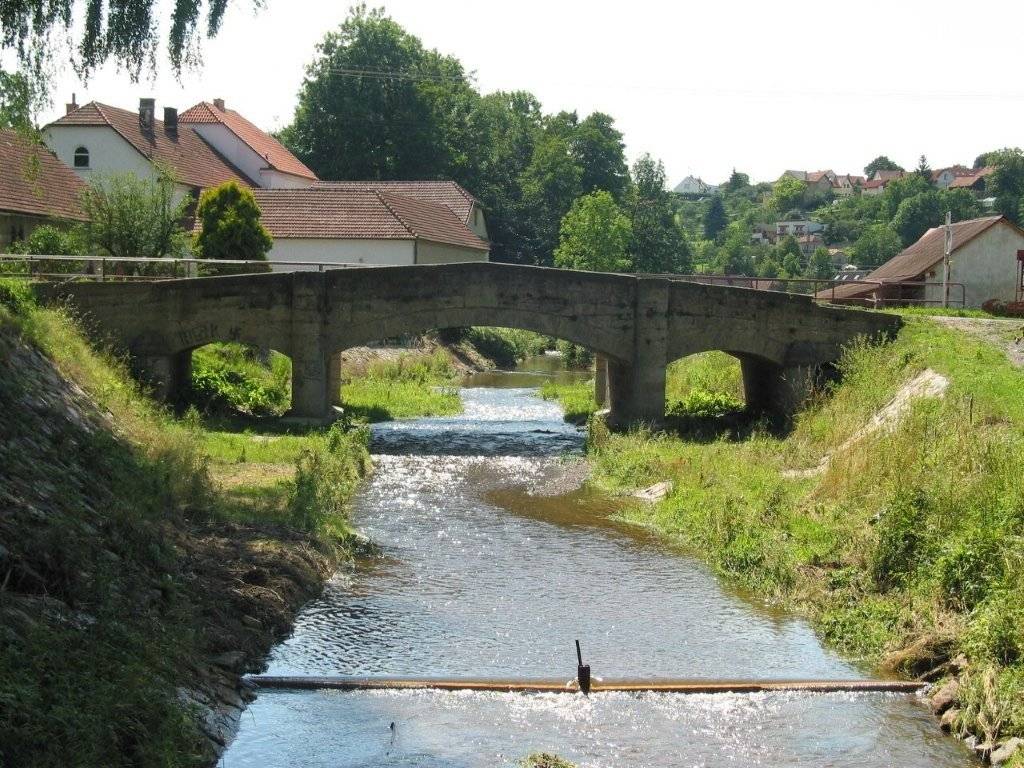Na začátku června proběhla také další koordinační schůzka zástupců Správy a údržby silnic Pardubického kraje a obce, která se týkala plánované rekonstrukce „Pražského“ mostu. V příloze najdete odkaz na tiskovou zprávu. Odkaz na web SÚS Pardubického kraje: Silničáři připravují rekonstrukci mostu v Dolním Újezdu i přestavbu křižovatky v Kameničné | SÚS Pk
