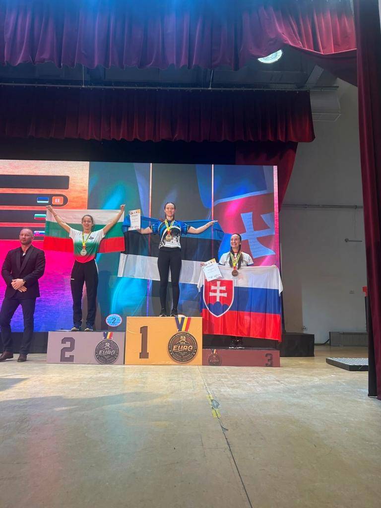 Úspechy našich občanov nás vždy tešia a sú dôkazom toho, že aj z našej obce vyrastajú talentovaní a cieľavedomí športovci. Počas uplynulého víkendu dosiahla mladá obyvateľka našej obce Viktória Žáčeková výnimočný úspech na Majstrovstvách Európy v armwrestlingu (pretláčaní rukou).