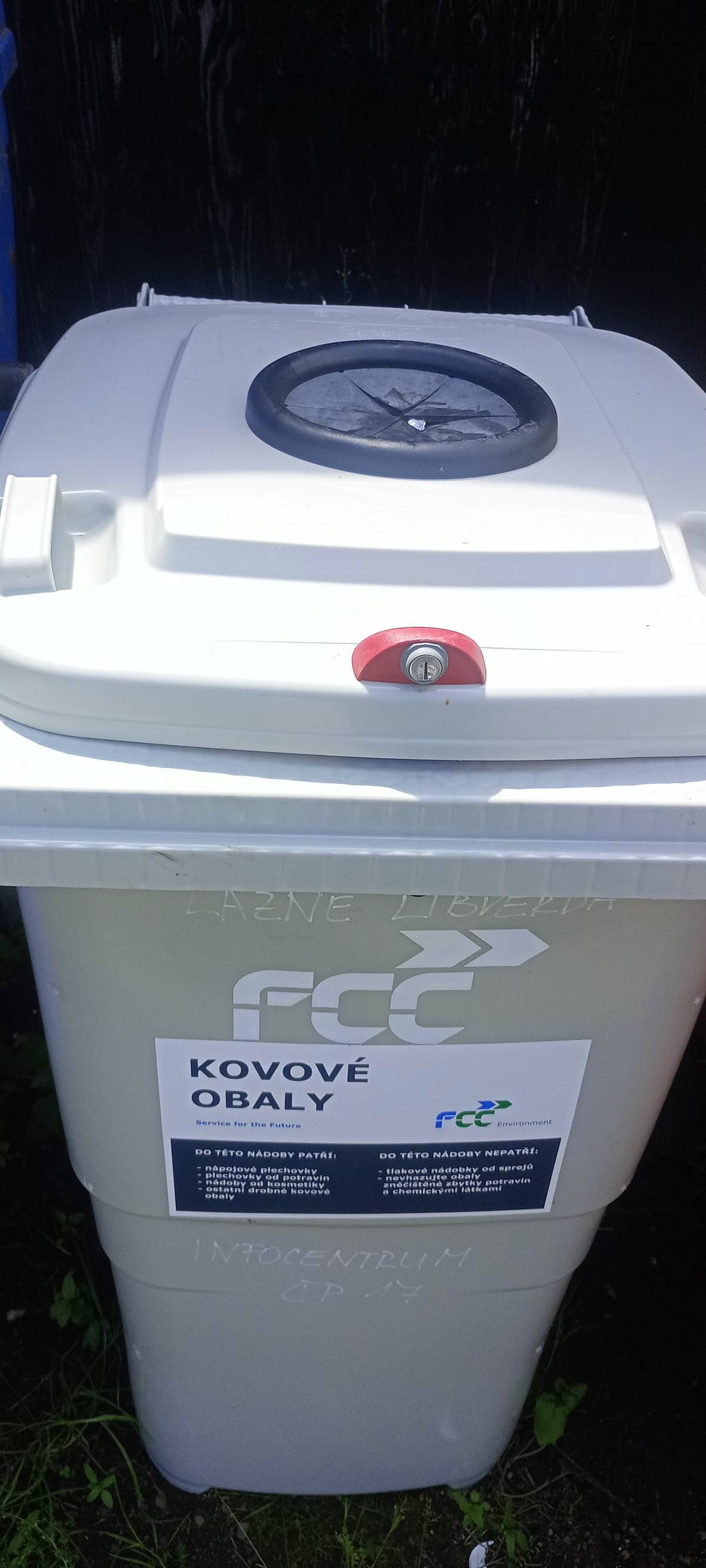 Vážení občané, na sběrných hnízdech v naší obci se postupně objevují nové šedé nádoby na třídění kovů. Nádoby jsou uzamčené a odpad se do nich vhazuje pouze horním otvorem ve víku. Do nádoby na kovy patří: - plechovky od nápojů - konzervy od potravin - hliníková víčka od jogurtů  - kovové uzávěry a víčka  - kovové obaly od drogerie a kosmetiky  - alobal  Do nádoby na kovy nepatří: - obaly od nebezpečných látek - plynové lahve a tlakové nádoby - kabely a dráty  - elektrozařízení Prosíme občany, aby odpad ukládali pouze do určeného otvoru a nenechávali jej odložený vedle nádob. Děkujeme, že třídíte a pomáháte udržovat naši obec čistou.