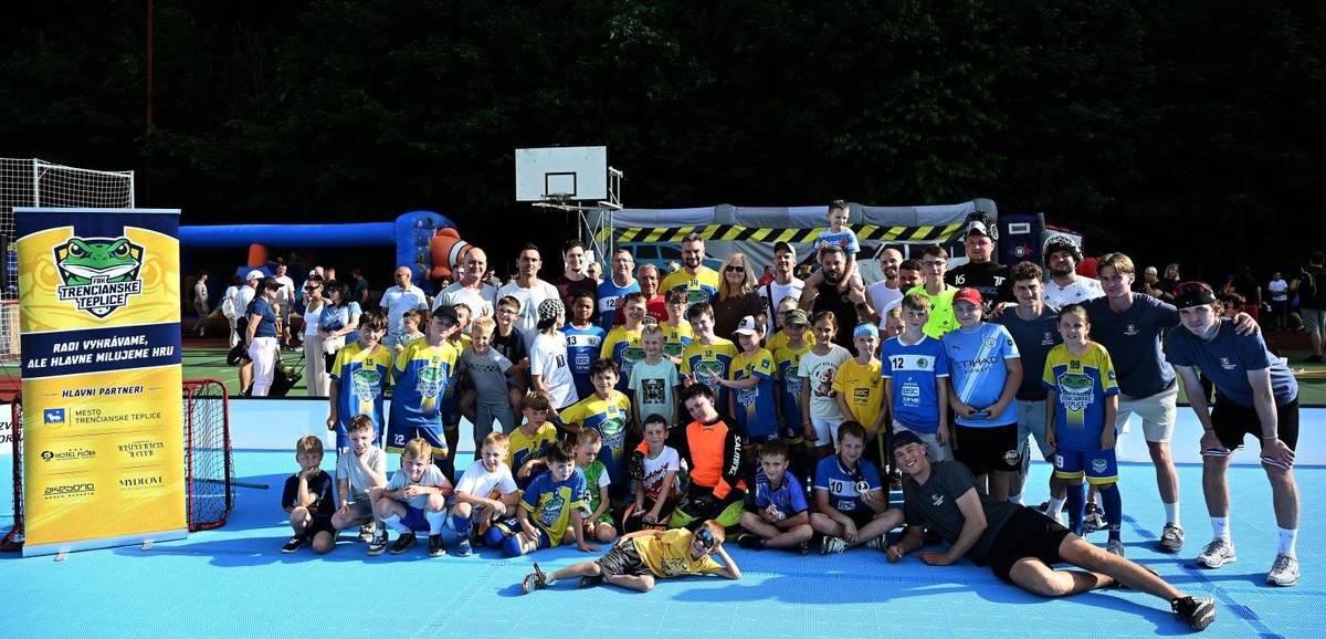 Športový areál pri Základnej škole A. Bagara v Trenčianskych Tepliciach sa v sobotu 6. júna stal dejiskom 6. ročníka Memoriálu Milana Kožu, zakladateľa florbalu v našom regióne. Podujatie opäť potvrdilo svoju obľúbenosť a prilákalo množstvo športovcov, detí i návštevníkov všetkých vekových kategórií. Podujatie slávnostne otvorila primátorka mesta Trenčianske Teplice Zuzana Frajková Ďurmeková spolu s manželkou Milana Kožu Violou Kožovou, jeho synom Branislavom Kožom, riaditeľkou Základnej školy A. Bagara Lýdiou Pažítkovou a trénerom mladých teplických florbalistov Tomášom Volekom. Florbalové zápasy sa odohrávali súčasne na dvoch ihriskách. Druhé ihrisko poskytol na podujatie Slovenský zväz florbalu prostredníctvom mesta Trenčianske Teplice. Počas celého dňa nechýbali napínavé súboje, bojovnosť ani športový duch fair play. Organizátori sa tento rok rozhodli spojiť Memoriál Milana Kožu so Športovým dňom detí. Dôvodom bolo nepriaznivé počasie, ktoré znemožnilo uskutočniť plánovanú spoločnú oslavu Medzinárodného dňa detí. Aj preto bolo podujatie venované všetkým deťom, pre ktoré bol pripravený pestrý sprievodný program plný športu, atrakcií a zábavy. Každé dieťa, ktoré sa zapojilo do športových hier a absolvovalo všetky štyri stanovištia, získalo zdarma cukrovú vatu. Veľký úspech zožali skákacie hrady, maľovanie na tvár i stretnutia s obľúbenými maskotmi, ktorí ochotne pózovali na spoločných fotografiách. Vrcholom detského programu bola tradične obľúbená penová šou, ktorá priniesla množstvo radosti, smiechu a nezabudnuteľných zážitkov. Počas celého dňa bolo pre návštevníkov pripravené aj občerstvenie priamo v športovom areáli. Výnimočným lákadlom podujatia bola účasť mladých slovenských hokejových reprezentantov, ktorí na Majstrovstvách sveta hráčov do 18 rokov 2026 vybojovali strieborné medaily. Ako prisľúbili, prišli podporiť podujatie, stretli sa s fanúšikmi a svojou prítomnosťou potešili najmä mladých športovcov. Memoriál Milana Kožu tak opäť úspešne spojil šport a radosť detí do jedného vydareného podujatia. Atmosféra plná súťaživosti, priateľských stretnutí a dobrej nálady potvrdila, že toto podujatie má v Trenčianskych Tepliciach svoje pevné miesto a každoročne patrí medzi najobľúbenejšie športovo-spoločenské akcie v meste.