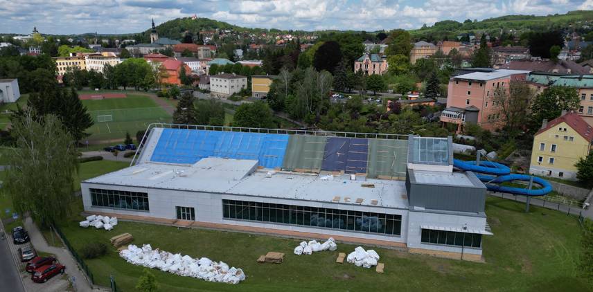 Město zahájilo instalaci fotovoltaické elektrárny na střeše plaveckého bazénu. Hlavním důvodem investice jsou dlouhodobě vysoké náklady na energie, které jsou u podobných sportovních zařízení jedny z nejvyšších vůbec.