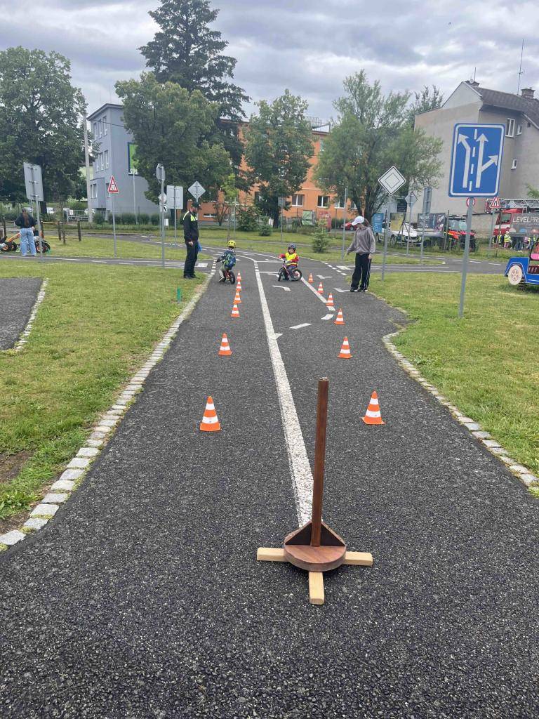 Policista píská na ulici,  hasič běží k požární hadici.  Oba nás tu chrání rádi,  společně nám pomáhají.