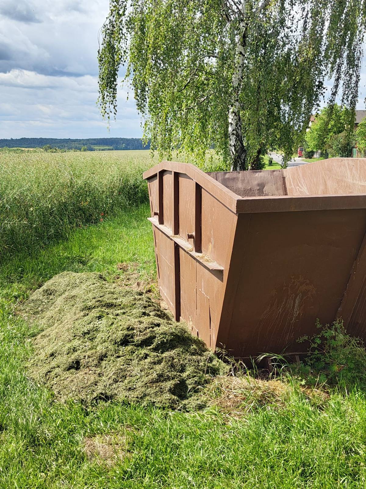 Vážení spoluobčané, žádáme vás, abyste posekanou trávu a další bioodpad ukládali přímo do určených kontejnerů na bioodpad a nenechávali jej vedle nich. Odkládání trávy mimo kontejnery způsobuje nepořádek, zhoršuje přístup ke stanovišti a komplikuje svoz odpadu. V případě naplnění kontejneru prosíme využijte jiný nejbližší kontejner nebo vyčkejte na jeho vyprázdnění. Děkujeme za vaši ohleduplnost, respektování těchto pravidel a spolupráci při udržování pořádku v naší obci. Obecní úřad