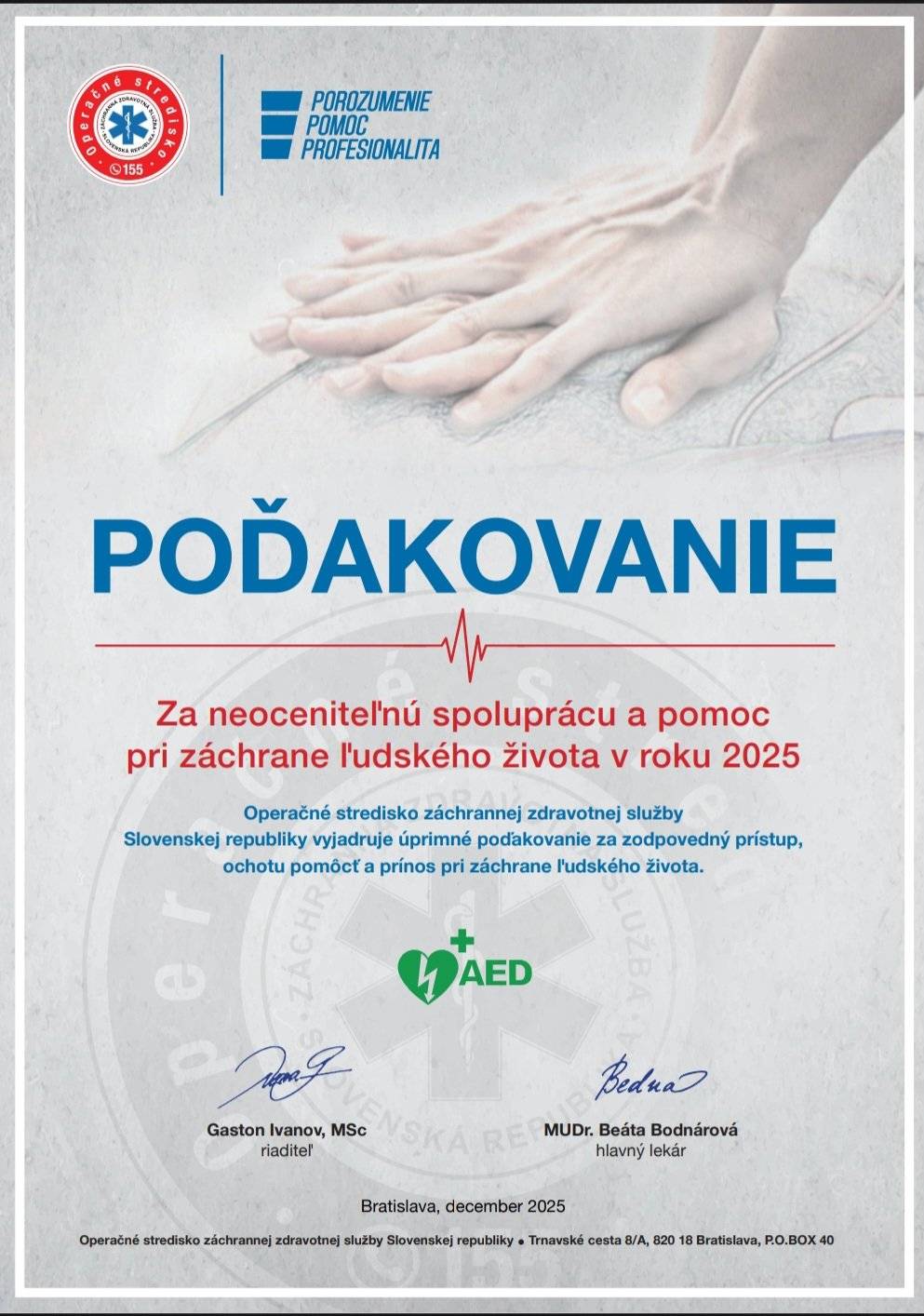 V našej obci toto poďakovanie patrí členom Dobrovoľného hasicského zboru obce Nižný Hrušov 🙏❤️🙏 Vážené dámy, vážení páni, Operačné stredisko záchrannej zdravotnej služby Slovenskej republiky si Vám dovoľuje vyjadriť úprimné poďakovanie za Vašu pomoc a spoluprácu pri záchrane ľudských životov. Ďakujeme všetkým organizáciám, obciam, mestám, spoločnostiam, dobrovoľníkom aj jednotlivcom, ktorí sa počas uplynulého roka zapojili do riešenia udalostí spojených s náhlym zastavením krvného obehu. Každý prijatý alarm, každý výjazd a každá snaha pomôcť človeku v ohrození života majú nesmiernu hodnotu. Včasná pomoc poskytovaná osobami nachádzajúcimi sa v blízkosti miesta udalosti významne zvyšuje šance na prežitie pacientov a neraz rozhoduje o ich ďalšom osude. Vaše odhodlanie, zodpovedný prístup a ochota pomôcť aj v náročných situáciách sú dôkazom, že ľudskosť, solidarita a občianska angažovanosť majú v našej spoločnosti stále svoje pevné miesto. Ako prejav úcty a vďaky Vám v prílohe zasielame ďakovný list za Vašu činnosť v roku 2025. Ďakujeme Vám za Vašu pomoc, dôveru a spoluprácu pri záchrane toho najcennejšieho – ľudského života. Váš tím,   Oddelenie správy registra AED   Operačné stredisko záchrannej zdravotnej služby Slovenskej republiky Trnavská cesta 8/A, P.O.BOX 93, 820 05 Bratislava