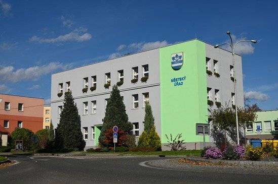 Upozorňujeme občany, že z provozních důvodů bude ve středu 17.6.2026 uzavřena kancelář číslo 001 v přízemí budovy Městského úřadu, odbor životního prostředí a odpadového hospodářství. Toto omezení se dotýká:  úhrad poplatků za odpady a psy, administrace změn v evidenci odpadového hospodářství a v evidenci psů, úhrad poplatků za zvláštní užívání veřejného prostranství.  Omlouváme se Vám za případné komplikace a děkujeme za pochopení.