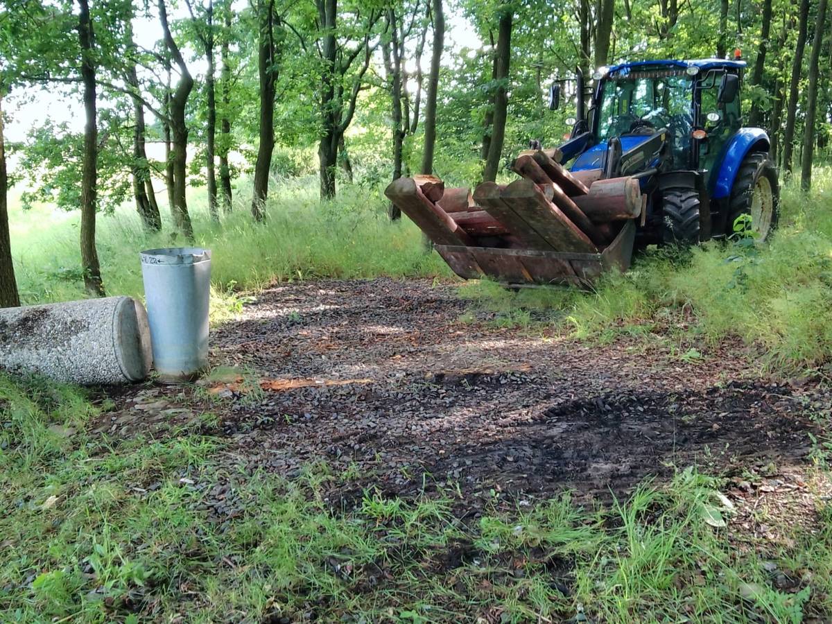 V minulém týdnu byly odstraněny lavičky a stůl z vyhlídkového místa na okraji lesa "Burďák". Lavice i stůl byly zdevastované, některé části uhnilé. Na místo bude nainstalováno nové posezení a doufáme, že se návštěvníci budou chovat k zařízení s respektem k místu, kde chceme najít všichni především  klid a odpočinek v přírodě s nádherným výhledem na Praděd. Odstranili jsme z okraje lesa taktéž ohniště, které zde opravdu nepatří. Místo není vhodné k rozdělávání ohně. O instalaci nových lavic vás budeme informovat.  Děkujeme za pochopení.
