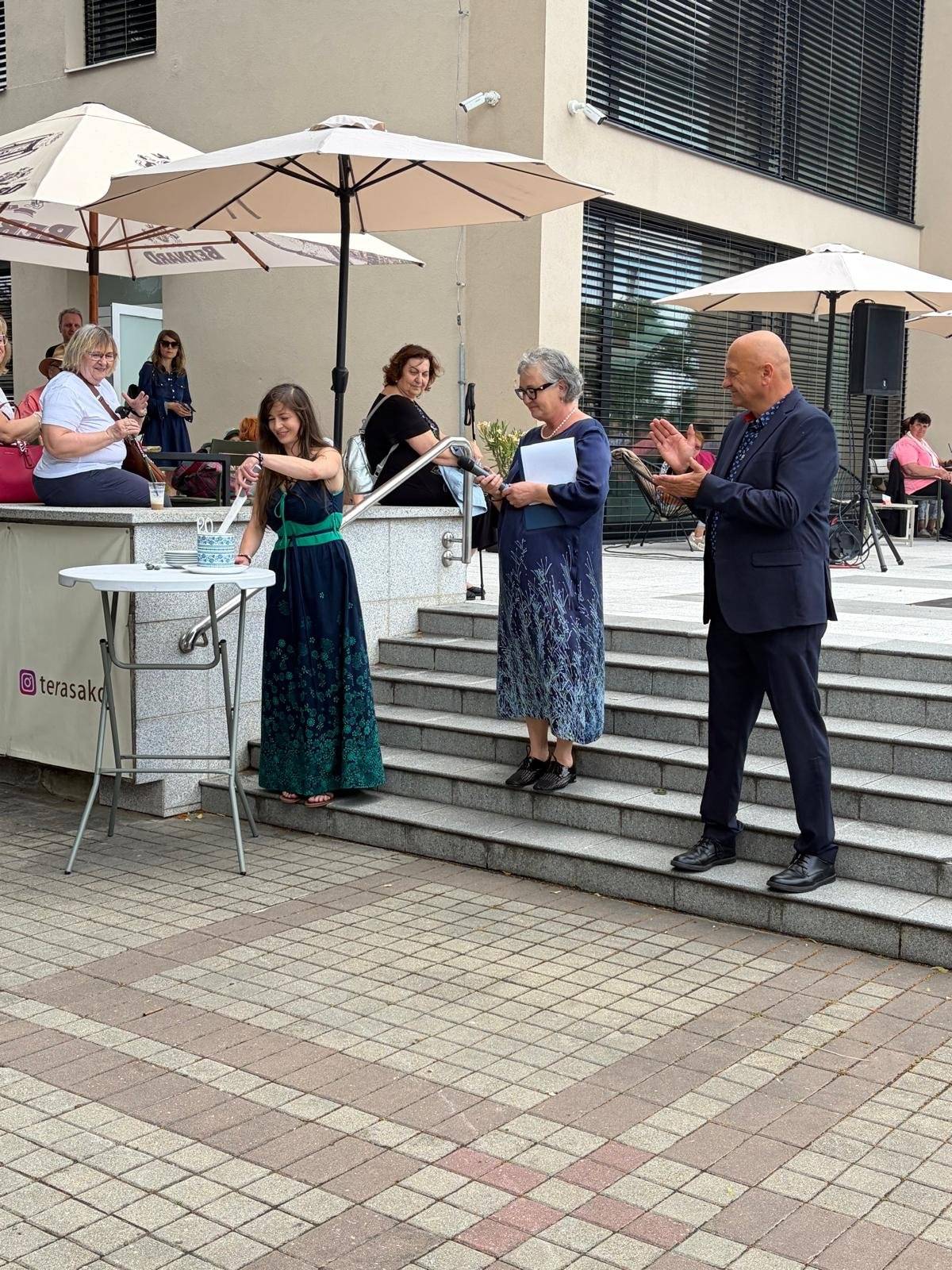 V sobotu jsme si ve Strážnici společně připomněli významné jubileum – 120 let od založení strážnické modrotiskové dílny rodiny Jochových, která je dodnes jedním z nejvýznamnějších nositelů tohoto jedinečného řemesla. Dílna byla založena 13. června 1906 a již pět generací uchovává tradici, která je součástí kulturního dědictví našeho regionu. Oslavy nabídly pestrý program – módní přehlídky, exkurze do dílny, výstavy, přednášky, ukázky tradičních řemesel, tvořivé aktivity pro děti i hudební vystoupení. Návštěvníci si tak mohli připomenout historii modrotisku a zároveň vidět, že toto krásné řemeslo má své pevné místo i v současnosti. Děkujeme všem organizátorům, účinkujícím i návštěvníkům, kteří svou účastí přispěli k důstojné oslavě tohoto výjimečného výročí. 🎉 Strážnickému modrotisku přejeme mnoho spokojených zákazníků, dostatek tvůrčí energie a především ještě mnoho dalších let úspěšného pokračování této jedinečné tradice.   Foto: Rostislava Svobodová