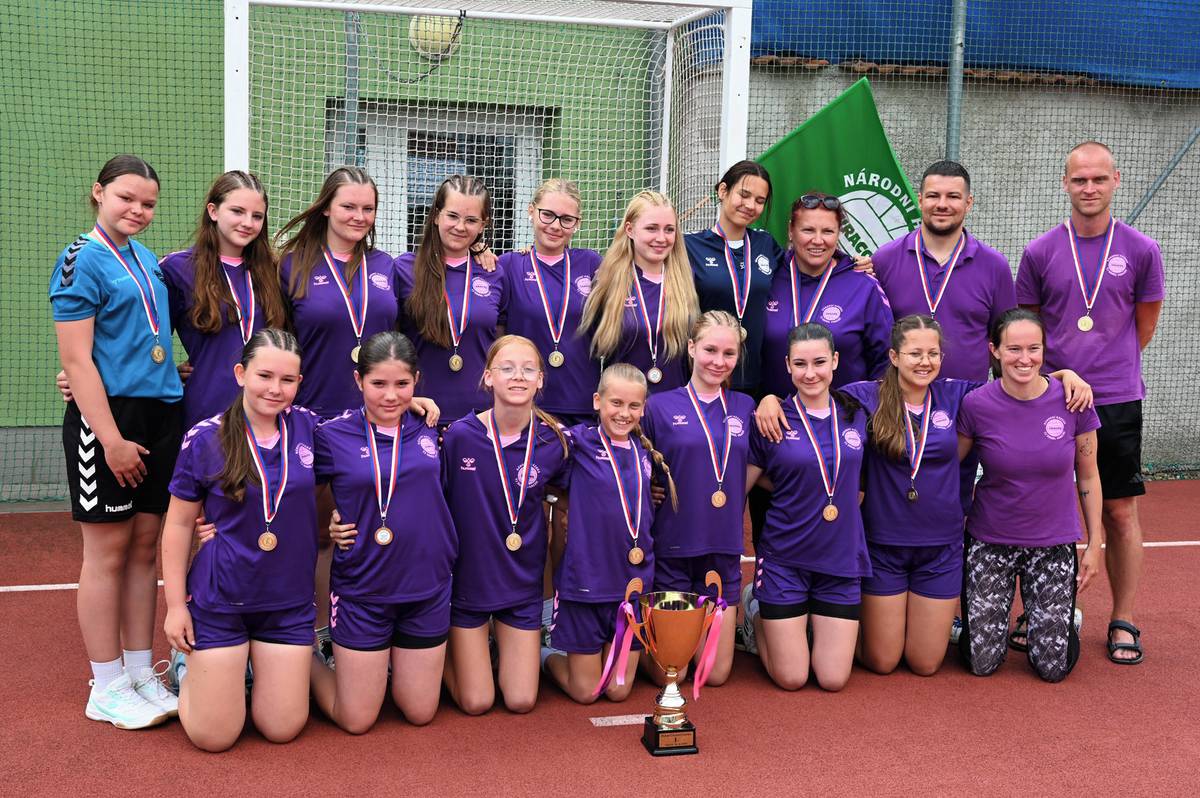 Vracov není jen městem folkloru s největšími krojovanými hody v republice, ale také místem, kde vyrůstají talentovaní sportovci, kteří dělají našemu městu skvělé jméno široko daleko. A závěr letošní sportovní sezony je toho tím nejlepším důkazem!  Nejčerstvějším a mimořádně cenným úspěchem je víkendový triumf našich házenkářek na domácím Republikovém poháru starších žákyň. Děvčata v silné konkurenci týmů z celé České republiky nepoznala hořkost porážky a naprosto suverénně si dokráčela pro zlaté medaile i vytoužený ušatý pohár! Jejich vítězství je o to významnější, že národní házená patří k tradičním českým sportům a ve Vracově má dlouhou a bohatou historii.    Fantastickou sezonu za sebou mají také děvčata z Aerobic Teamu Vracov. Se sestavou „Noční můra“ ovládla všechny soutěže, do kterých nastoupila, a na závěrečném republikovém finále v Pardubicích nenašla přemožitelky ani mezi nejlepšími týmy v zemi. Holky v kategorii 11–13 let se tak po zásluze staly mistryněmi České republiky! A dílčí úspěchy v sezoně zaznamenala i děvčata startující v dalších věkových kategoriích.    Velký úspěch slaví také dorostenci fotbalového klubu Bzenec–Vracov. Letošní soutěží prošli doslova jako nůž máslem a s předstihem čtyř kol si zajistili postup do čtvrté nejvyšší soutěže v republice, tedy 4. ligy.    A výčet letošních sportovních úspěchů ještě nemusí být konečný. Už na konci června se v Liberci bude odehrávat Mistrovství České republiky v požárním sportu, kam se probojovala také nadějná vracovská závodnice Sabina Holková. Držíme palce a věříme, že i ona naváže na skvělé výsledky svých sportovních kolegů.  Je radost sledovat, kolik mladých talentů napříč různými odvětvími ve Vracově vyrůstá a jak skvěle reprezentují naše město. Všem sportovcům patří velké poděkování za jejich nasazení, píli a skvělou reprezentaci. Stejně tak patří poděkování trenérům, rodičům, funkcionářům, dobrovolníkům, ale i fanouškům, bez jejichž podpory by podobné úspěchy nebyly možné.  Město Vracov sportu fandí a v rámci možností se jej snaží podporovat – nejen finančně, ale také vytvářením co nejlepších podmínek pro jeho rozvoj.  Velké díky vám všem!