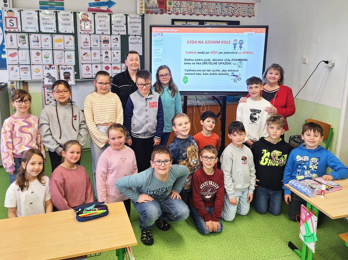 👮♂️ Prevence je jednou z důležitých součástí práce Městské policie Hlučín. Strážníci se v rámci preventivních programů pravidelně setkávají s dětmi i seniory a pořádají besedy v mateřských, základních a středních školách i v seniorských klubech v Hlučíně a okolních obcích. Děti se zábavnou a interaktivní formou seznamují s prací strážníků, učí se zásadám bezpečného chování, pravidlům silničního provozu i tomu, jak reagovat v krizových situacích. Starší žáci se pak věnují tématům, jako je kyberšikana, bezpečné chování na internetu nebo rizika spojená s návykovými látkami.  Velký důraz je kladen také na dopravní výchovu na dětském dopravním hřišti v Hlučíně. Senioři zase získávají cenné informace o aktuálních hrozbách a možnostech, jak chránit sebe i svůj majetek. 🤝 Pravidelná setkání a otevřená komunikace pomáhají zvyšovat bezpečnost i důvěru mezi občany a strážníky napříč celým Hlučínskem.  #MestskaPolicieHlucin #Hlucin #Prevence #Bezpecnost #DopravniVychova #Skoly #Seniori #BezpecneMesto #Hlucinsko #MoravskoslezskyKraj #Policie #Besedy #Osveta #Komunita