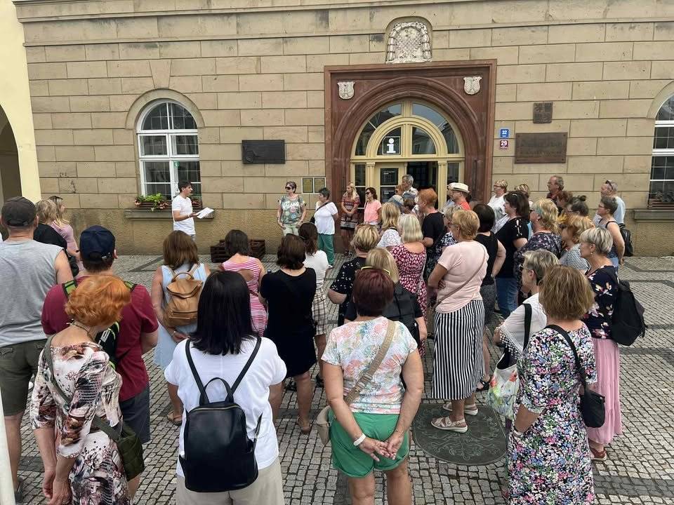 Také letos v létě pro vás naše informační centrum připravuje oblíbené Historické čtvrtky s Matějem. Během komentovaných prohlídek se společně vydáme ulicemi našeho města a připomeneme si zajímavá místa, události i příběhy, které jsou s nimi spojeny.  První historický čtvrtek s Matějem se koná 2. července a tématem bude stavební vývoj města, při kterém si zopakujeme jednu z nejzajímavějších etap Moravské Třebové. Sraz je v 17:00 hodin před radnicí.  Přihlásit se můžete v městském informačním centru, e-mailem: icentrum@mtrebova.cz nebo telefonicky na čísle 461 353 177. Vstupné na letošní Historické čtvrtky je stanoveno na 50 Kč (platba v hotovosti u průvodce). Toto symbolické vstupné pomáhá jednak pokrýt organizační náklady a zároveň motivuje přihlášené účastníky, aby svou účast brali zodpovědně a v případě, že se nemohou zúčastnit, dali včas vědět, aby se místo uvolnilo dalším zájemcům při omezené kapacitě. Těšíme se na další společné letní putování historií našeho města.