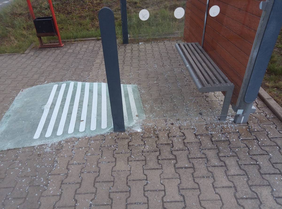Ze soboty 13.06.2026 na neděli 14.06.2026 došlo k opětovnému poškození zastávky Kojetice, rozcestí směr Mělník. Obec Kojetice podniká potřebné kroky k opravě !
