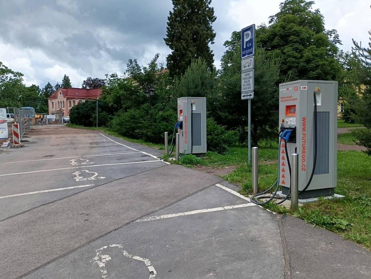 S ohledem na probíhající stavební práce v rámci revitalizace parkoviště u MěÚ v Broumově, vedle Schrollova parku, budou v období od 17.06. do 17.07.2026 mimo provoz nabíjecí stanice pro elektromobily.
