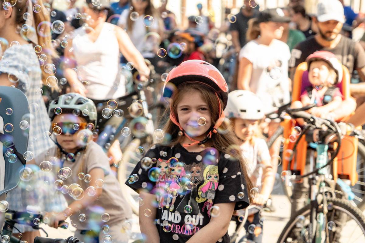Bicykle, kolobežky, odrážadlá, prilby a dobrá nálada – v nedeľu 21. júna bude Trnava patriť malým cyklistkám a cyklistom. O 16.00 h odštartuje z Námestia SNP veselá rodinná cyklojazda Kidical Mass.    Nepôjde o preteky ani žiadny športový výkon, ale o spoločnú jazdu okolo širšieho centra mesta cez sad Janka Kráľa smerom k pumptracku. Trasa má do 6 kilometrov, pôjde sa bezpečným tempom a pod dohľadom polície.      V cieli bude pokračovať voľná jazda na pumptracku, kde si deti môžu vyskúšať svoje zručnosti a užiť si popoludnie plné pohybu. Príďte s deťmi ukázať, že bicykel patrí do mesta a bezpečný priestor pre najmenších má zmysel.     Viac informácií nájdete v tomto článku.