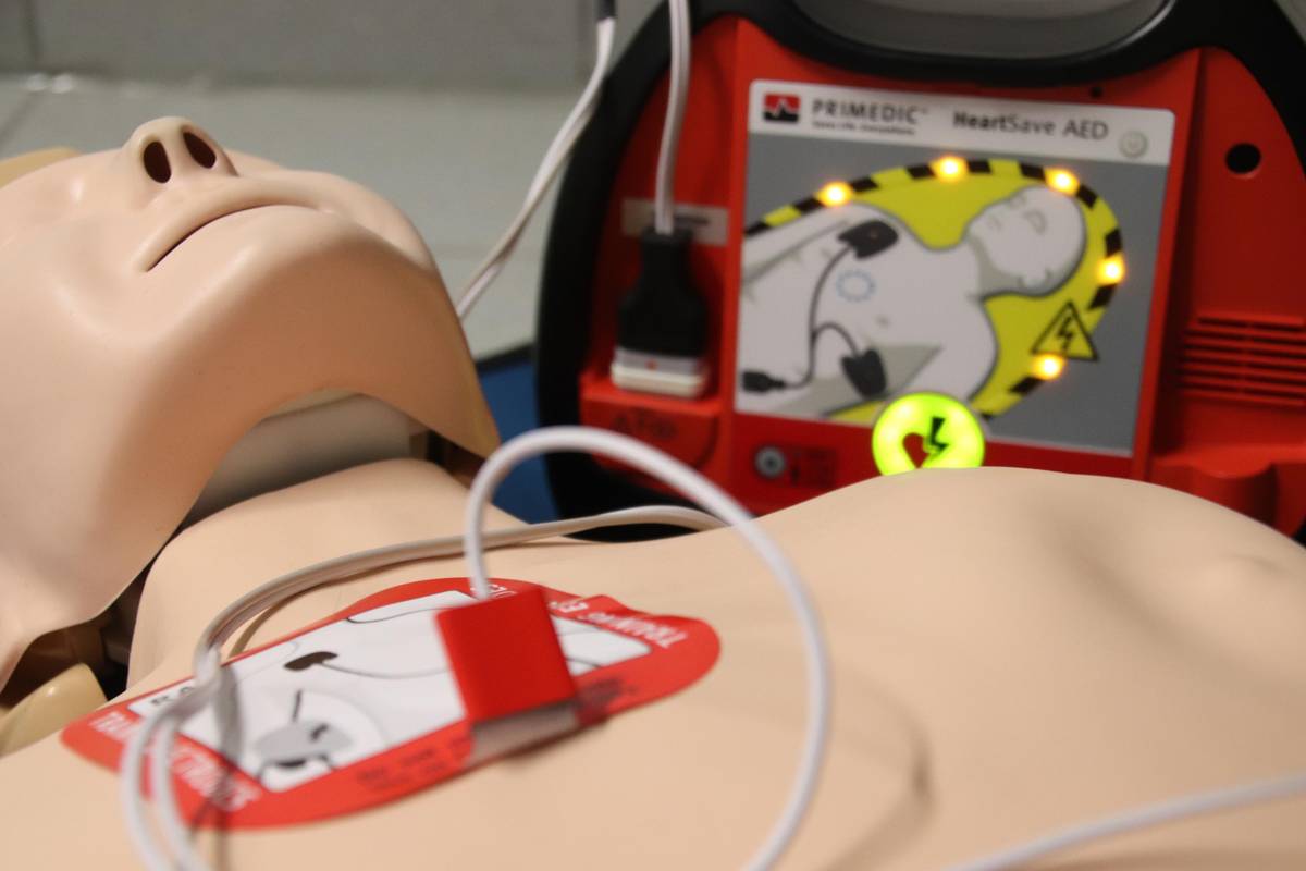 Srdečně vás zveme na praktickou výuku první pomoci se zaměřením na použití automatizovaného externího defibrilátoru (AED). Během setkání si: •    vysvětlíme základní postupy při zástavě oběhu, •    ukážeme si použití AED, •    a především si vše vyzkoušíme v praxi. Místo: ZŠ Jablonné nad Orlicí Vchod: u ředitelství Kdy: v úterý 16.6.2026 Čas: od 17:00 hodin  Přijďte si osvojit dovednosti, které mohou zachránit život. Těšíme se na společné setkání OS ČČK Ústí nad Orlicí a Město Dobrých lidí