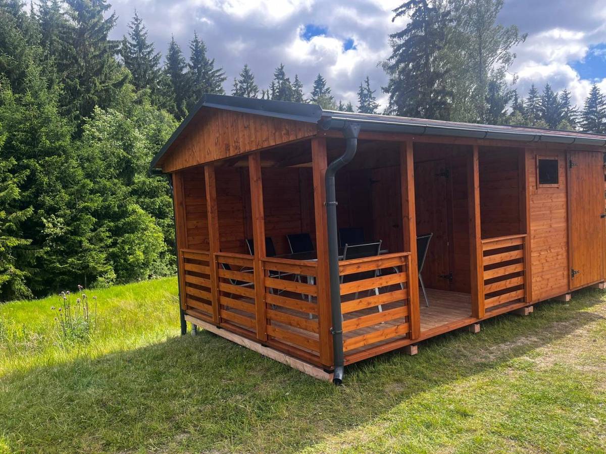U rybníka Karčák byl dokončen nový altán s převlékárnou pro rybáře i veřejnost.  Projekt „Vybudování zázemí U Rybníka“ podpořila Nadace ČEZ – Podpora regionů 2026 částkou 200 000 Kč.  Prosíme návštěvníky o ohleduplné zacházení, aby mohl altán dlouho sloužit všem.