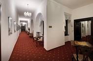 Chodby zámku Wichterle jsou vyzdobeny historickými předměty