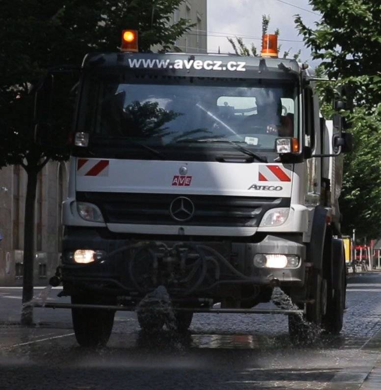 Ve čtvrtek a pátek, 18.–19. 6., proběhne v Měšicích úklid komunikací formou blokového čištění zametacím vozem. 18. 6. se bude uklízet severní část obce (od ulice 5. května na sever, tj. ve směru na Novou Ves), 19. 6. jižní část (od ulice 5. května na jih, tj. ve směru na Hovorčovice), vždy již od 8:00. Žádáme provozovatele zde parkujících vozidel o jejich přeparkování před termínem čištění, aby byl umožněn průjezd zametacího vozu v celé šíři komunikace.