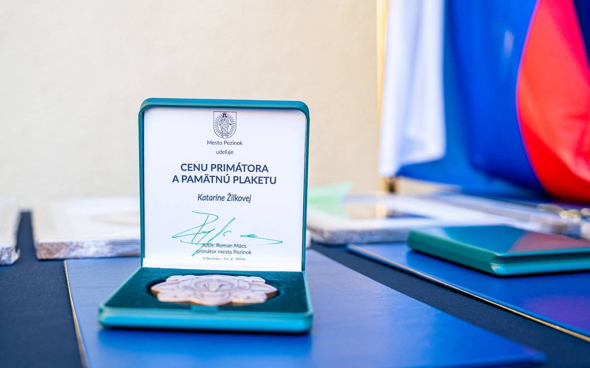 Pri príležitosti 379. výročia udelenia mestských práv sa v nedeľu 14. júna 2026 v Krušičovej kúrii uskutočnilo slávnostné zasadnutie Mestského zastupiteľstva v Pezinku spojené s odovzdávaním mestských ocenení. Mesto Pezinok ocenilo osobnosti a organizácie, ktoré svojou prácou, úspechmi, dobrovoľníckou činnosťou či celoživotným nasadením významne prispievajú k rozvoju mesta a šíreniu jeho dobrého mena. Ocenenia si prevzali: Medaila so stužkou „Za zásluhy o rozvoj mesta“ CFK Pezinok-Cajla a Drahoslava Víťazková Cena Jozefa Ľudovíta Holubyho Tatiana Betáková, Silvia Kmeťková a Samuel Kmeťka Cena primátora mesta Pezinok Brat Fidel, Katarína Žilková a Adam Tomašových Ďakujeme všetkým oceneným za ich prínos pre Pezinok, za ich odbornosť, vytrvalosť, obetavosť a ochotu robiť veci pre druhých.