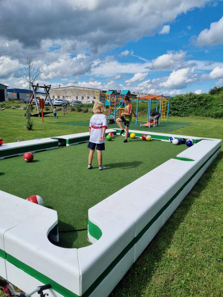 Po Pickleballe a teqballe pribudli v našej obci, na dvoch ihriskách v Hloži a v Podhorí ďalšie absolútne novinky- netradičné športoviská Snookball.