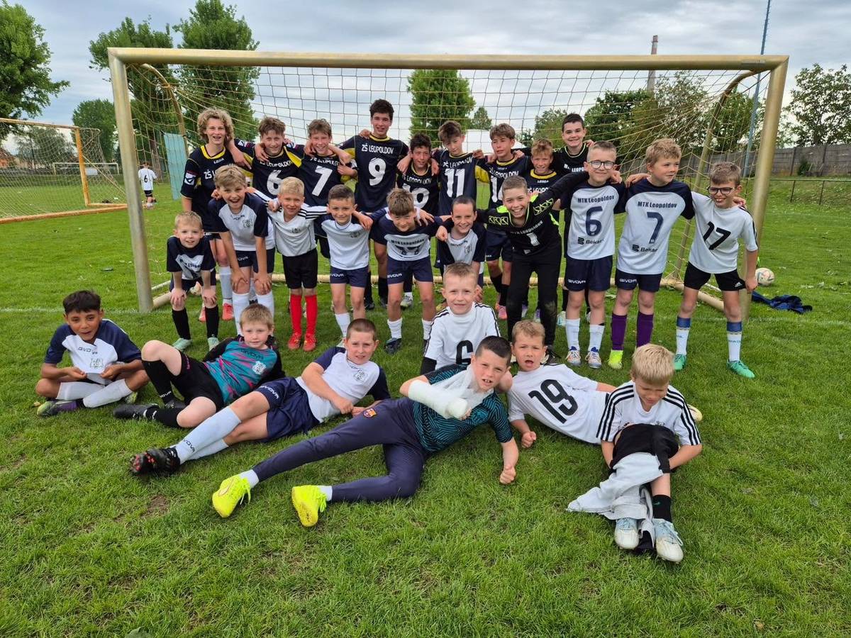 Už tento piatok 19. júna sa v Banskej Bystrici uskutoční celoslovenské kolo žiackej súťaže Horalky detská liga v malom futbale. Na prestížny finálový turnaj sa po výborných výkonoch v predchádzajúcich kolách prebojovali aj tri družstvá z našej školy.    Postup na celoslovenské finále je výsledkom usilovnej práce, športového nasadenia a tímového ducha našich žiakov. Už samotná účasť troch družstiev na záverečnom turnaji predstavuje obrovský úspech a je skvelou reprezentáciou našej školy.     Našim mladým futbalistom prajeme veľa športového šťastia, radosti z hry a čo najlepšie výsledky. Veríme, že si tento výnimočný deň naplno užijú a budú na ihrisku bojovať s odhodlaním a fair play.     Držte našim žiakom palce!