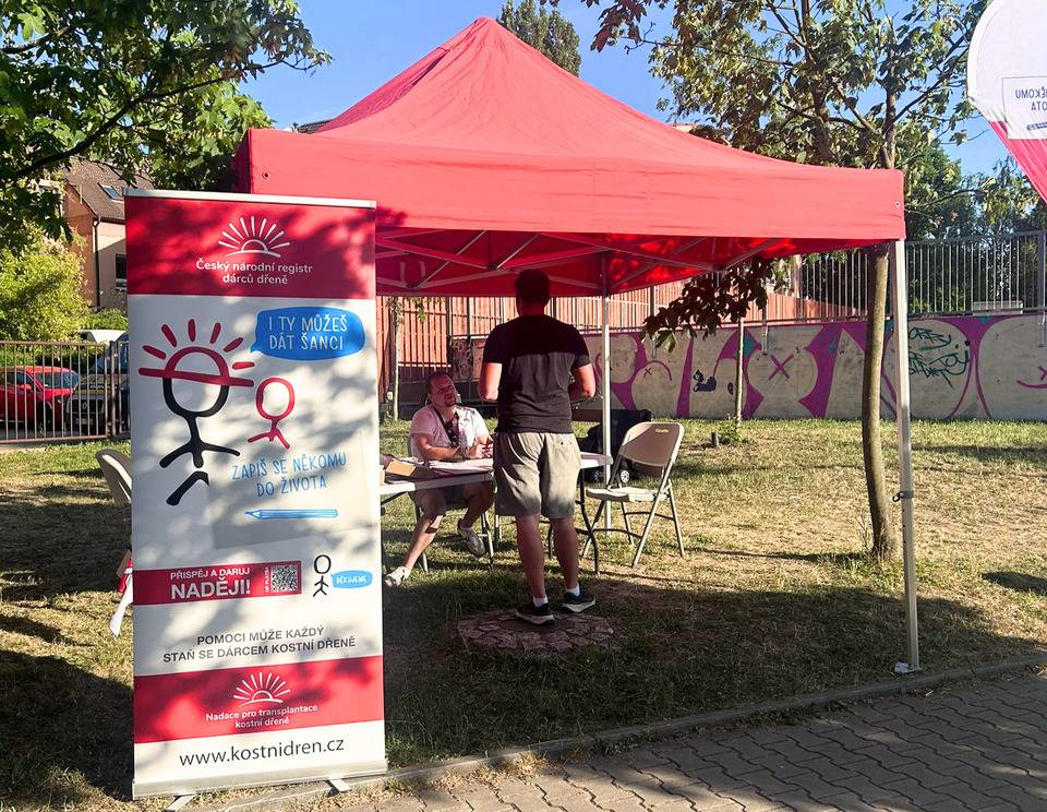Letošní Beerfood Festival, který se konal 30. května 2026, nebyl jen oslavou dobrého jídla, piva, hudby a setkávání sousedů. Ukázal také, že v Újezdě nad Lesy žijí lidé s velkým srdcem, kterým není osud druhých lhostejný. Součástí festivalu byl i stánek Českého národního registru dárců dřeně. Návštěvníci zde měli možnost dozvědět se více o dárcovství kostní dřeně a v případě splnění podmínek se do registru zapsat. Díky vám všem a panu Zemanovi z Českého národního registru dárců dřeně se podařilo seznam dárců přímo na festivalu rozšířit o 7 nových potenciálních dárců. Ke stánku přicházelo velké množství lidí, kteří se chtěli zapsat a aktivně projevili zájem pomoci druhým. Podmínky pro vstup splnilo 7 z nich. O to více si vážíme nejen těch, kteří se skutečně zapsali jako potenciální dárci, ale i všech ostatních, kteří byli ochotni pomoci. Velké poděkování patří také těm, kteří se registrovat nemohli, ale hledali jiné možnosti podpory, například formou náborových akcí na svých pracovištích. Děkujeme všem, kteří se zapojili. Ing. Alena Motejlová, místostarostka MČ Praha 21