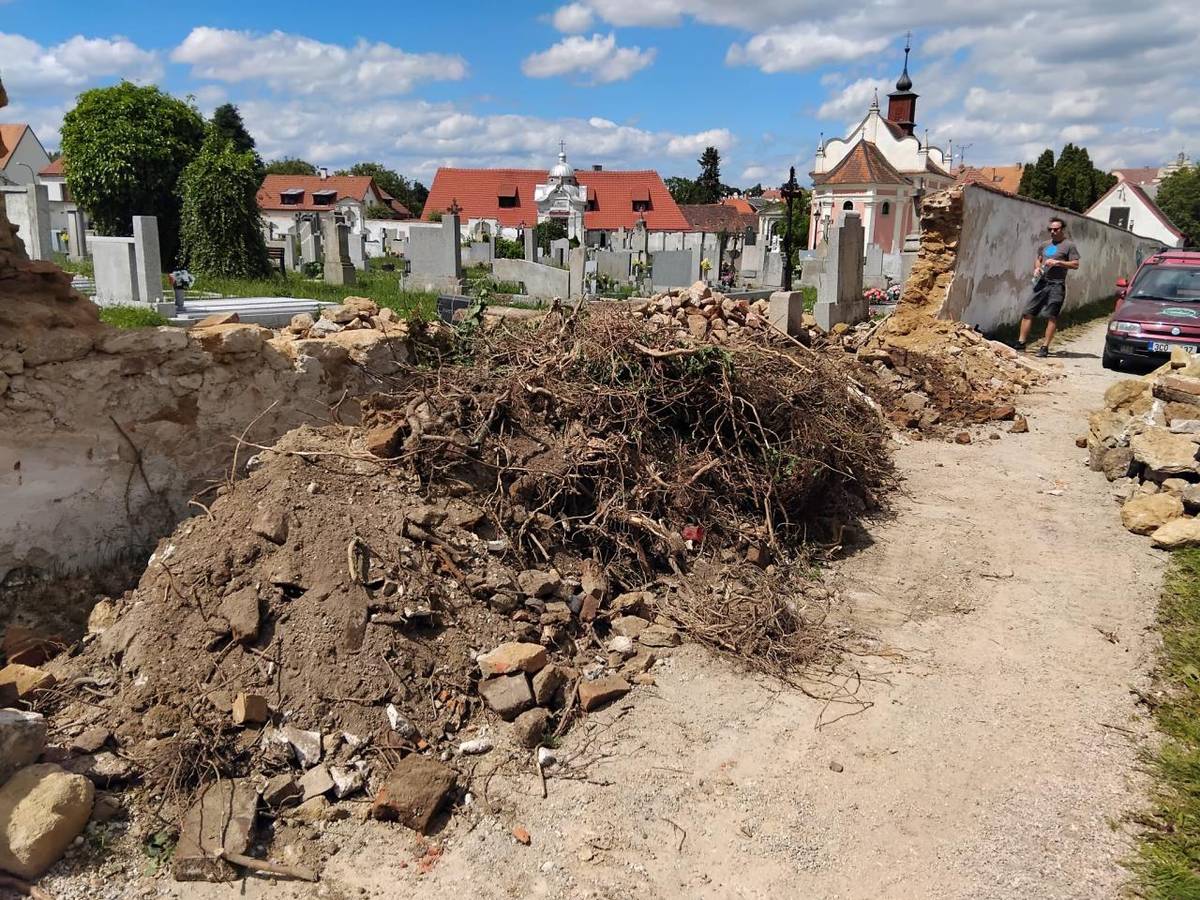 Dne 11. června 2026 bylo předáno staveniště pro opravu kamenné zdi. Dokončení prací je podle objednávky plánováno na 14. srpna 2026. Zeď byla ve velmi špatném stavu a hrozilo její zřícení.