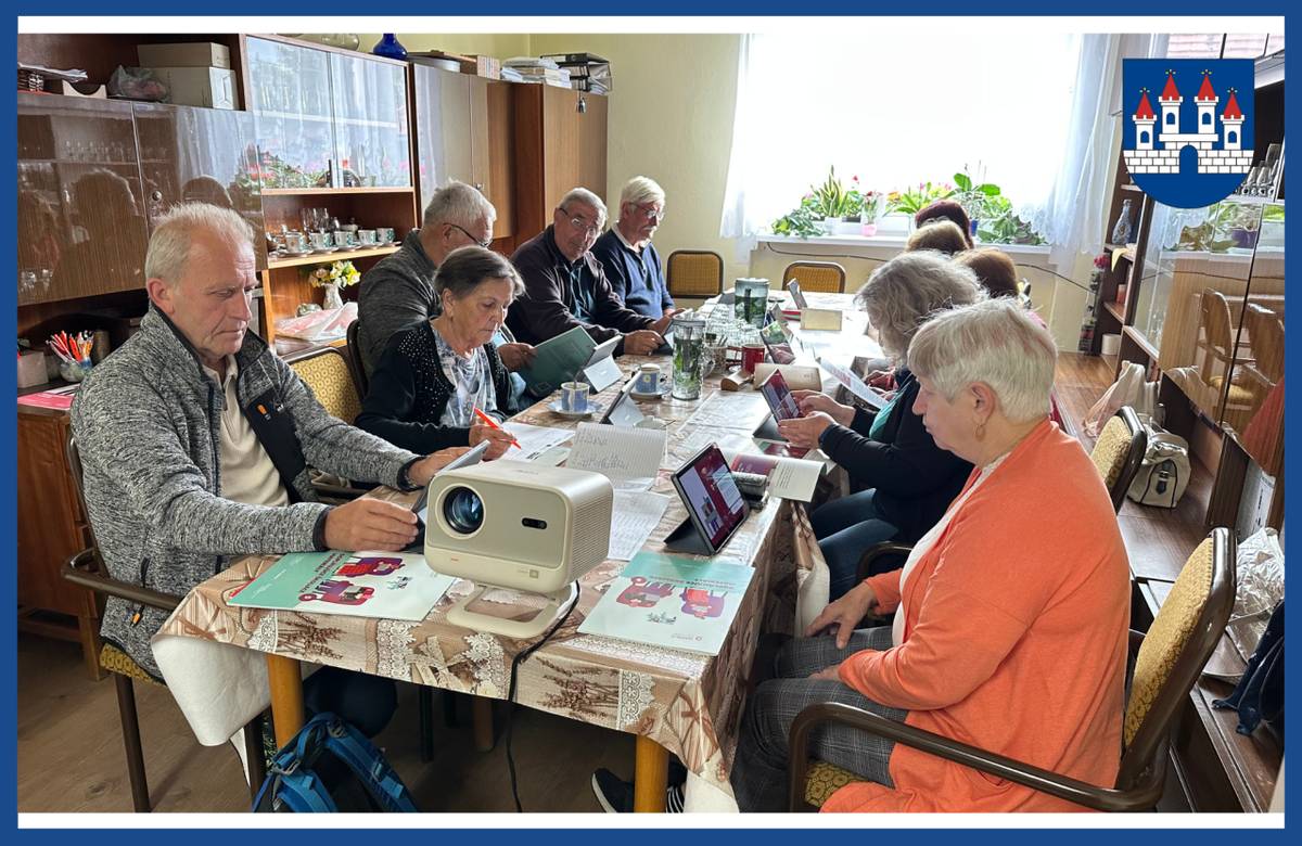 Viac ako 230 seniorov z Ilavy absolvovalo vzdelávací projekt Digitálni seniori. Počas piatich stretnutí sa naučili pracovať s tabletom, internetom či rozpoznávať online podvody. Mnohí z nich držali tablet v rukách po prvý raz.