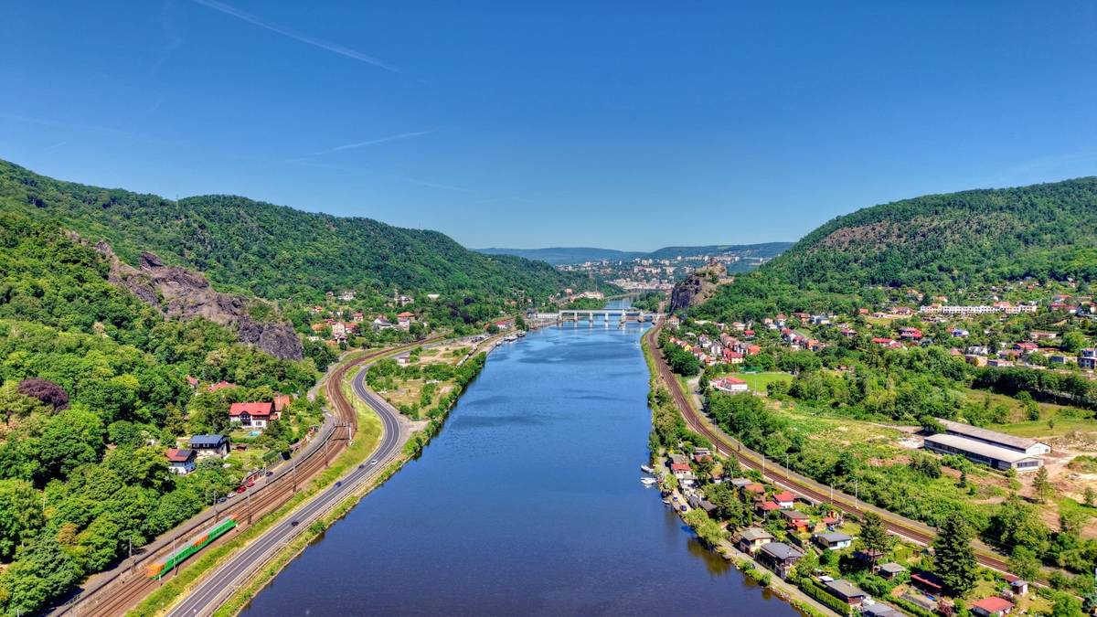 🌼 Soutěž TOP květinové Ústí je v plném proudu, ukažte svůj rozkvetlý balkón, terasu či předzahrádku a vyhrajte některou z úžasných cen.  🎟️ Zvýhodněný balíček vstupenek TicketPack Vám umožní navštívit pět vybraných turistických cílů s více než 40% slevou a zároveň využít další zajímavé bonusy.  🏊♀️ Na odpočinek a relax můžete vyrazit do plaveckého a volnočasového areálu Koupaliště Brná nebo do Saunového světa v Plaveckém areálu Klíše. PÁTEK 19. 6. ✅ Cyklokemp Loděnice hostí akci Potlach Karla Poláčka ✅ Veřejný sál Hraničář zve na komponované odpoledne pro rodiče s dětmi Svatojánská noc a na hudební večer TANZFLÄCHE #24  ✅ Divadlo města Ústí nad Labem hostí závěrečné vystoupení tanečního oboru ZUŠ E. Randové s názvem Od malých krůčků po střevíčky ✅ V rámci akce Léto na střekovské náplavce zahraje v KOLOcafé kapela Black Sabáka  ✅ V rámci Letní štace uvede Činoherní studio na Koupališti Brná hru Oidipus Utopia ✅ O večerní zábavu se v Café Max postará DJ Funkenstein SOBOTA 20. 6.  ✅ Knihovna Ústeckého kraje zve na herní RPG den  ✅ Kulturní středisko města Ústí nad Labem zve na další lekci jógy s Markét v letním kině  ✅ Bistro Park pořádá keramický workshop pod vedením Marcely Mackové ✅ Nenechte si ujít Den s IZS a Armádou ČR s městem Ústí nad Labem na Letišti Ústí nad Labem  ✅ Otevřeno bude mít unikátní technická památka Parní vodárna Střekov ✅ Zubrnická museální železnice zve na akci 25 let od premiéry filmu Rebelové a večerní koncert Znělky z telky pod taktovkou Varhana Orchestroviče Bauera ✅ Spolek Veselá Brná pořádá tradiční Indiánský den Karla Maye ✅ Veřejný sál Hraničář promítá tři filmy: Toy Story 5: Příběh hraček, Tahle párty je DEAD a kultovní Pulp Fiction: Historky z podsvětí  ✅ Divadlo města Ústí nad Labem zve na Promenádní koncert u Oblastního muzea  ✅ V rámci akce Letní kino na střekovském nábřeží zve Městský obvod Střekov na promítání filmů Jak vycvičit draka a Bridget Jonesová: Láskou šílená ✅ Nenechte si ujít koncert The Boom Beatles Revival Band and Orchestra v zahradě Českého rozhlasu Sever ✅ V rámci Letní štace uvede Činoherní studio v parku T. G. Masaryka Moliérovu komedii Škola žen NEDĚLE 21. 6.  ✅ Nepropásněte další Čaj o třetí v Sále Šichtovka ✅ Druhý promenádní koncert Divadla města Ústí nad Labem se uskuteční v zahradě Českého rozhlasu Sever  ✅ Veřejný sál Hraničář promítá dva filmy: Na skok do divočiny a Star Wars - Mandalorian a Grogu  ✅ Pohádková neděle na hradě Střekov nabídne pohádku Tři prasátka v podání Sváťova dividla ✅ V Bistro Park zahraje teplická kapela Marienhof ✅ Divadlo města Ústí nad Labem hostí Baletní koncert tanečního studia SCÉNIC a hostů