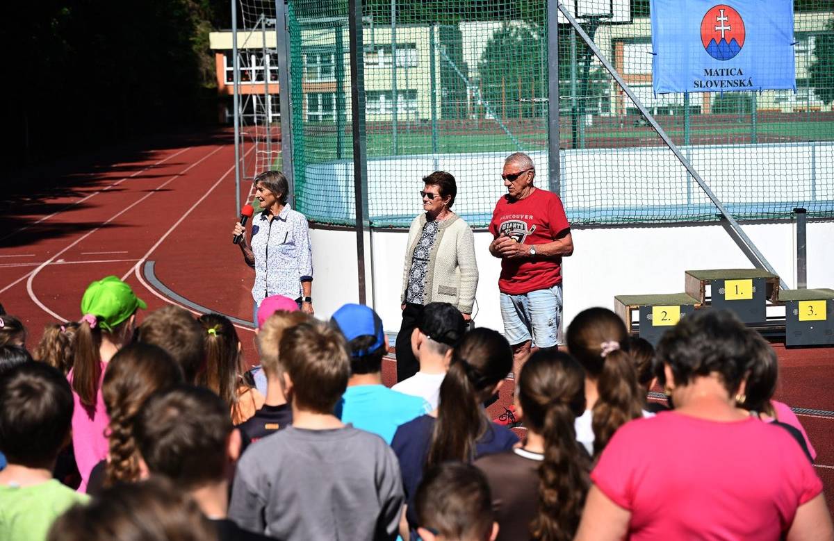 Miestny odbor Matice slovenskej v Trenčianskych Tepliciach sa vo svojej činnosti už dlhodobo zameriava aj na deti a mládež. V spolupráci so Základnou školou Andreja Bagara každoročne pri príležitosti Medzinárodného dňa detí pripravuje podujatie, ktorého cieľom je priblížiť mladým ľuďom slovenské dejiny, kultúru a národné tradície. Ani tento rok nechýbal pestrý program prispôsobený jednotlivým vekovým kategóriám. Pre žiakov druhého stupňa bola pripravená prednáška spojená s prezentáciou o významnom slovenskom národovcovi Viliamovi Paulínym-Tóthovi. Žiaci sa oboznámili s jeho životom, verejným pôsobením a významným prínosom pre slovenský národný a kultúrny život. Podujatie im zároveň umožnilo hlbšie spoznať národné tradície a kultúrne dedičstvo, čím sa podporuje ich osobnostný i spoločenský rozvoj. Okrem toho venoval MO Matice slovenskej žiakom pracovné zošity „Od Samovej ríše po Veľkú Moravu“, ktoré im pomôžu na hodinách slovenského jazyka, dejepisu a geografie. Pre žiakov prvého stupňa boli pripravené športové aktivity v podobe tradičného Matičného behu. Mladí športovci si zmerali sily v jednotlivých vekových kategóriách a najúspešnejší z nich si odniesli diplomy a hodnotné knižné odmeny. Tie im odovzdala primátorka mesta, ktorá zároveň pôsobí ako predsedníčka Miestneho odboru Matice slovenskej v Trenčianskych Tepliciach. Matica slovenská dlhodobo spolupracuje s mládežou v oblasti vzdelávania, kultúry, osvety a voľnočasových aktivít. Prostredníctvom podobných podujatí prispieva k rozvoju národného povedomia, kresťanských a mravných hodnôt, zároveň podporuje pohybové aktivity, zdravý životný štýl a športovú zdatnosť detí a mládeže.