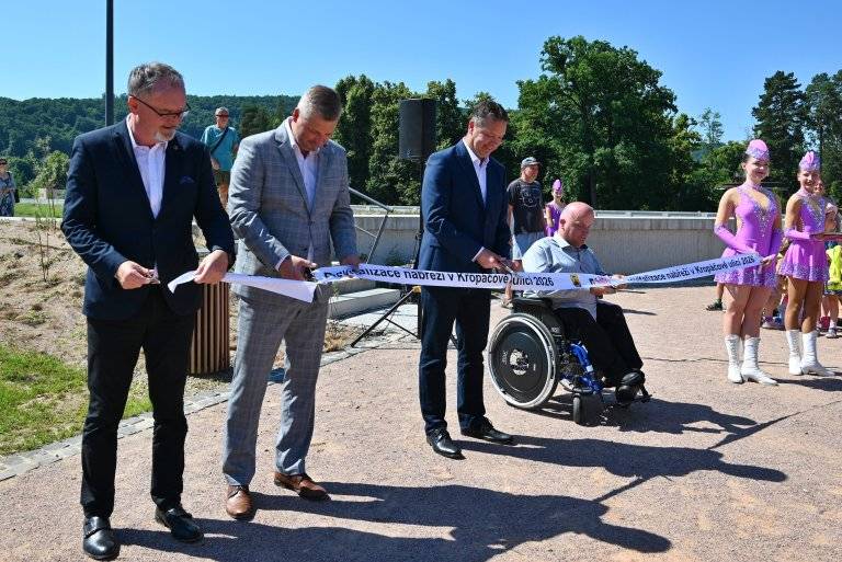 Slavnostní předání revitalizovaného nábřeží v Kropáčově ulici proběhlo v pátek 19. června od 10 hodin. Za krásného počasí byla po vystoupení Mažoretek DDM Hranice a krátkých proslovech přestřižena páska a nábřeží bylo oficiálně předáno do užívání veřejnosti.  Děti z mateřských  škol hned mohly využít připravené sportovní aktivity s Deni a Teri.  Na nábřeží byla zároveň umístěna malá mobilní kavárnička.