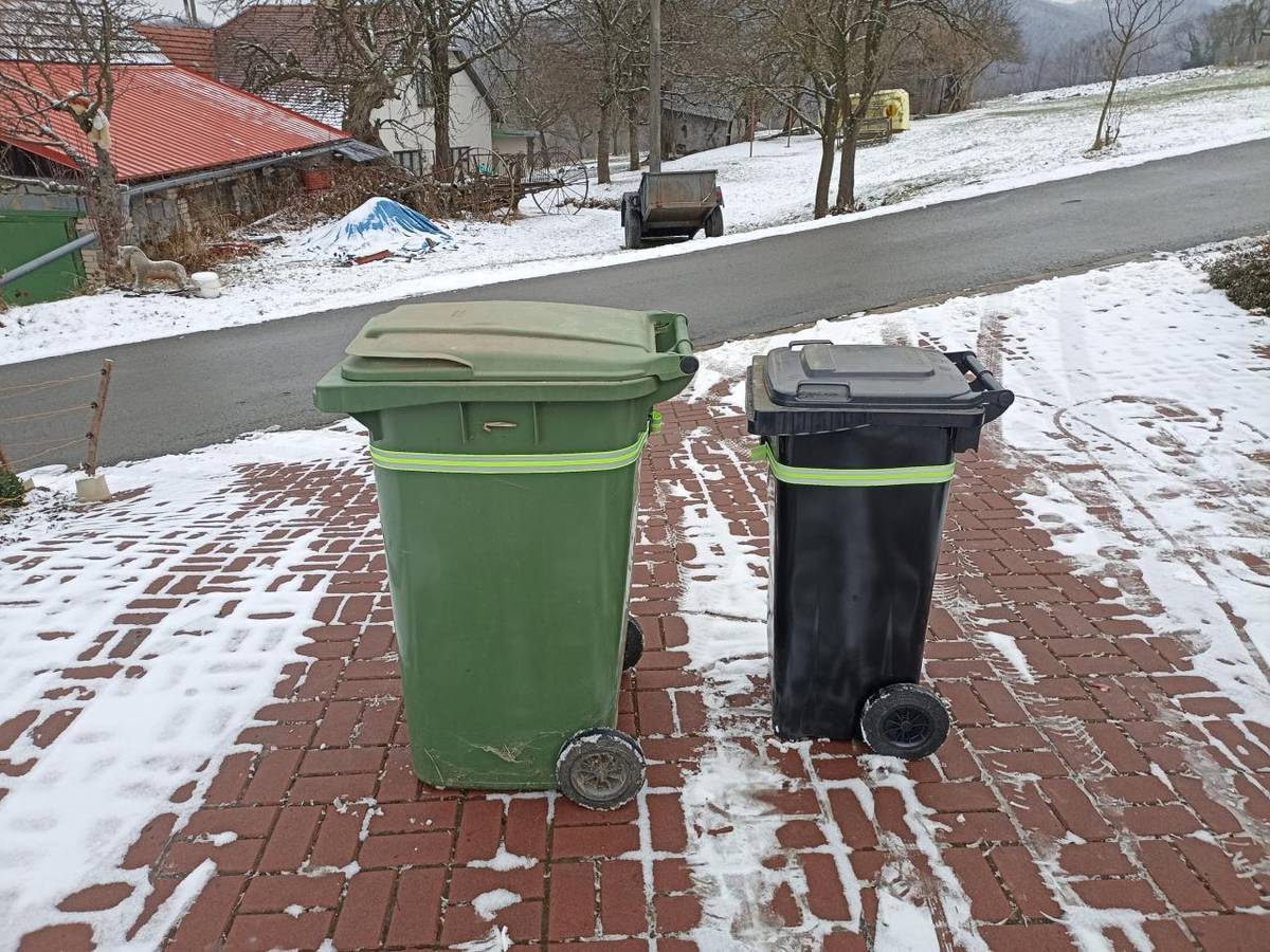 Na obecním úřadě si můžete vyzvednout reflexní pásek na označení nádob na odpad, které máte přistaveny u cesty, ale nechcete je aktuálně nechat vysypat.  Popelnice, které budou označeny tímto reflexním páskem, nebudou Technickými službami v den vývozu vyprázdněny.