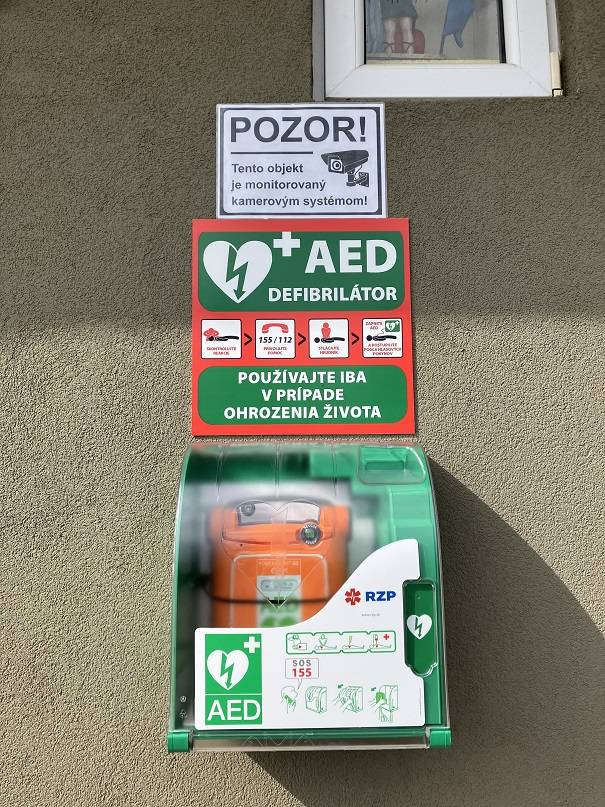 Viete, čo robiť v prípade náhleho zastavenia srdca? Zopakujte si, ako použiť AED – možno raz zachránite život.