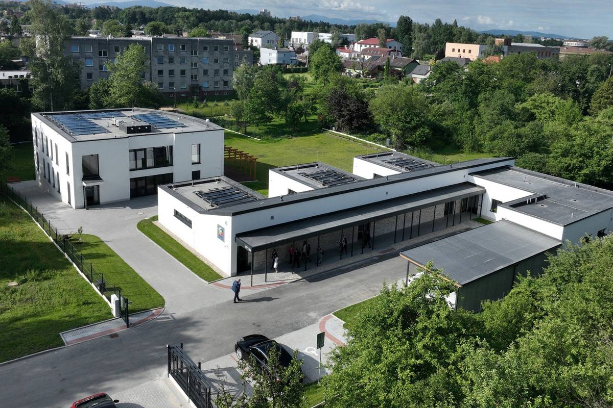 Moravskoslezský kraj vybudoval v Havířově zbrusu nové Dětské centrum Pluto. Jedná se o pobytové zařízení pro děti, které z různých důvodů zůstaly bez domova a potřebují okamžitou pomoc. Krajská organizace zde také bude nově poskytovat sociálně aktivizační služby pro rodiny s dětmi. Celý projekt vyšel na 73,5 milionu korun, kraj na ni získal 30 milionů z Národního plánu obnovy. „Myslím, že si nikdo neumíme představit, jak se cítí dítě, které se najednou ocitlo samo a nemá kam jít. Mluvíme o dětech, které zažily týrání, zneužívání nebo byly zanedbávané. Jsou to i případy, kdy rodiče skončí v nemocnici nebo třeba ve vazbě a blízká rodina nebo prarodiče nemají možnost se o něj starat. Musí to být obrovský zmatek, nejistota a strach. V takovou chvíli je potřeba mít k dispozici zařízení, kde takový kluk nebo holčička najdou zázemí, klid, vlídné slovo a porozumění, možná také péči odborníků. To všechno se skrývá za tou neosobní zkratkou ZDVOP, tedy zařízení pro děti vyžadující okamžitou pomoc. Proto považuji projekt, který jsme teď v Havířově úspěšně dokončili, za mimořádně důležitý,“ uvedl hejtman Moravskoslezského kraje Josef Bělica. Dvě nové budovy vyrostly v místě, kde stálo původní sídlo Dětského centra Pluto. Jeho stav ale nevyhovoval potřebným standardům, a tak byl minulý rok v únoru zdemolován. „Prostředí nového centra je navržené tak, aby působilo jako běžný domov. Je rozděleno na tři samostatné domácnosti, ve kterých může být celkem 12 dětí. Ve výjimečných případech, kdy do centra přijde sourozenecká skupina nebo nějaký případ, který nutně vyžaduje neodkladnou péči, se může kapacita navýšit až na 15 lůžek,“ sdělil náměstek hejtmana Moravskoslezského kraje pro sociální oblast Stanislav Kopecký a doplnil, že pobytová služba pro děti je v jedné budově, ta druhá bude od 1. července nabízet sociálně aktivizační služby pro rodiny s dětmi, a to ambulantní i terénní formou. Ve druhé budově bude navíc umístěno administrativní a provozní zázemí organizace. „Proměna Dětského centra Pluto je mimořádně důležitým projektem nejen pro Havířov, ale pro celý region. Jsem ráda, že město mohlo centru během stavby pomoci poskytnutím náhradních prostor a podpořit tak vznik moderního místa, které bude pomáhat dětem i jejich rodinám a odborníkům umožní reagovat citlivěji na konkrétní potřeby dětí a nabídne jim větší pocit bezpečí, stability a podpory,“ konstatovala primátorka města Havířova Iveta Kočí Palkovská. Informace poskytl Moravskoslezský kraj https://havirov-city.cz/aktuality/deti-ktere-potrebuji-okamzitou-pomoc-maji-havirove-nove-zazemi