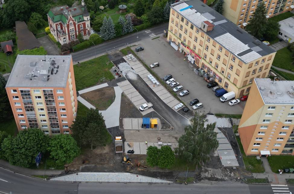 Stavební práce v území mezi ulicemi Kmochova a Pražská pokračují podle harmonogramu a proměna této části města je v plném proudu. V průběhu realizace však došlo k rozšíření projektu o několik významných úprav, které si vyžádaly změnu projektové dokumentace a povedou k prodloužení termínu dokončení stavby.
