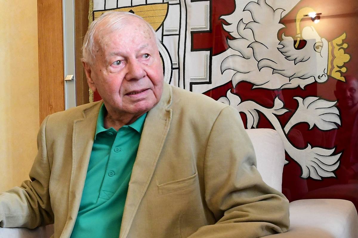 Litoměřický rodák a úspěšný stolní tenista Miroslav Nedvěd přijal pozvání starosty města Radka Löwyho a dorazil na radnici v doprovodu předsedy krajského svazu stolního tenisu Vladimíra Zajíčka. Stalo se tak při příležitosti 95. narozenin, které v pátek oslaví. „Miroslav Nedvěd se v roce 1990 výrazně zasloužil o postavení haly pro stolní tenis v Litoměřicích. Dlouho reprezentoval zdejší klub i jako veterán, kdy projezdil po turnajích kus Evropy. Ve svých 65 a 75 letech pak dokázal vyhrát titul mistra České republiky,“ vyjmenoval Vladimír Zajíček. „Když se dozvěděl o pozvání na radnici, byl velice dojat,“ dodal. Miroslav Nedvěd zavzpomínal i na svou další velkou lásku, a to lásku k hudbě. „Čtyřicet let jsem hrál swing na kontrabas v kapele s Arnoštem Waschtou zde v bývalém Raku. Škoda, že už koncerty tohoto stylu ubývají,“ postesknul si Miroslav Nedvěd.  Za přínos pro město mu poděkoval a věcný dar předal starosta Radek Löwy. „Děkujeme vám za reprezentaci města a přejeme hlavně pevné zdraví ve vašem úctyhodném věku,“ řekl pátečnímu oslavenci starosta. {gallery}nedved_u_starosty{/gallery}