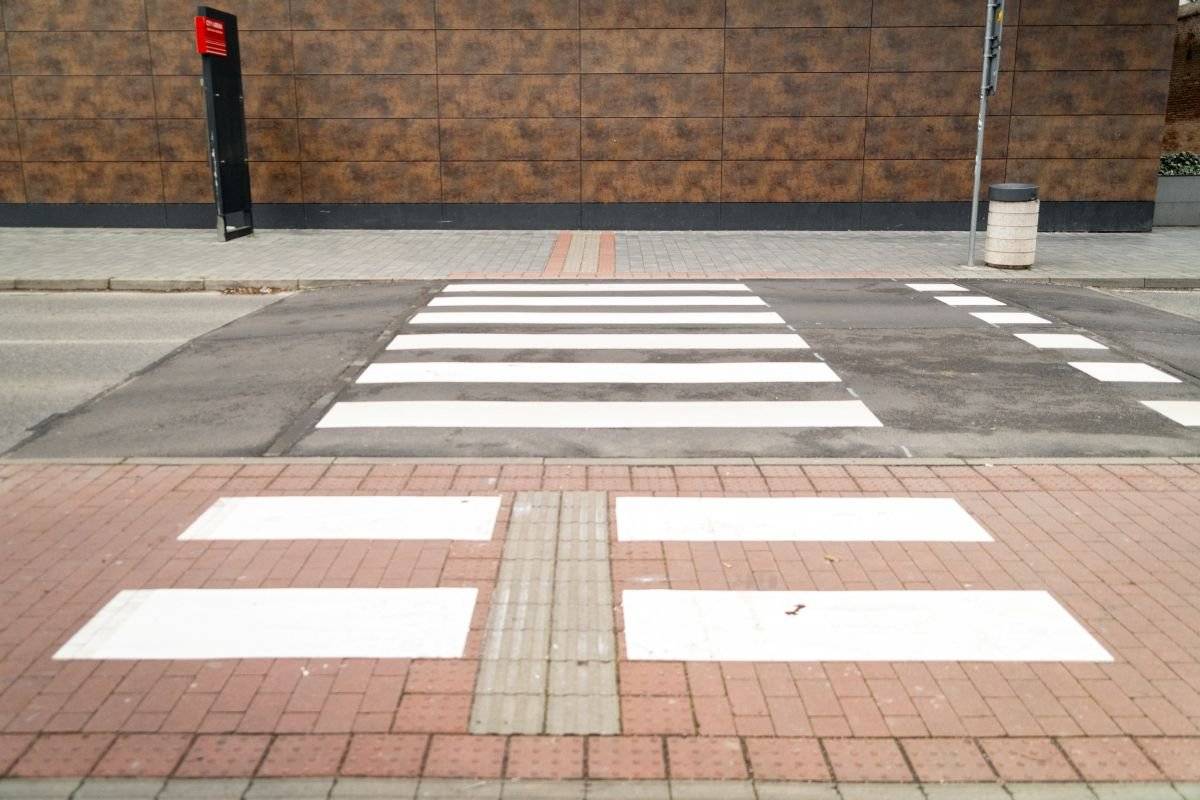 Pri prechádzaní cez cestu platia pre cyklistov rôzne pravidlá podľa toho, aké značenie sa na mieste nachádza. A keďže niektoré priechody vyzerajú na prvý pohľad podobne, pripravili sme malý ťahák.     Priechod pre chodcov, teda zebra Ak ide cyklista cez klasickú zebru, musí zosadnúť z bicykla a viesť ho vedľa seba. Vtedy sa z neho stáva chodec.   Priechod pre cyklistov Tu cyklista zosadnúť nemusí. Pozor však, samotný priechod pre cyklistov automaticky neznamená prednosť. Rozhoduje dopravné značenie a pravidlá cestnej premávky.   Miesto na prechádzanie V Trnave ho nájdete napríklad na križovatke Hospodárska a Študentská. Je vyznačené dvomi prerušovanými čiarami a môže byť určené aj pre cyklistov. V takom prípade cyklista nemusí zosadnúť.   Jednou z najdôležitejších situácií je odbočovanie Ak vodič odbočuje a pritom križuje smer jazdy cyklistu, ktorý pokračuje priamo, je povinný dať cyklistovi prednosť a umožniť mu bezpečne pokračovať v jazde. (napríklad na cyklotrase na Rybníkovej ulici, Špačinskej ceste alebo Ulici T. Vansovej).     Bicykel je podľa pravidiel cestnej premávky vozidlo, preto má cyklista na ceste nielen práva, ale aj povinnosti. Cieľ je jednoduchý: aby sa chodci, cyklisti aj vodiči vedeli v meste pohybovať bezpečne, predvídateľne a s rešpektom.     Viac nájdete v tomto článku.