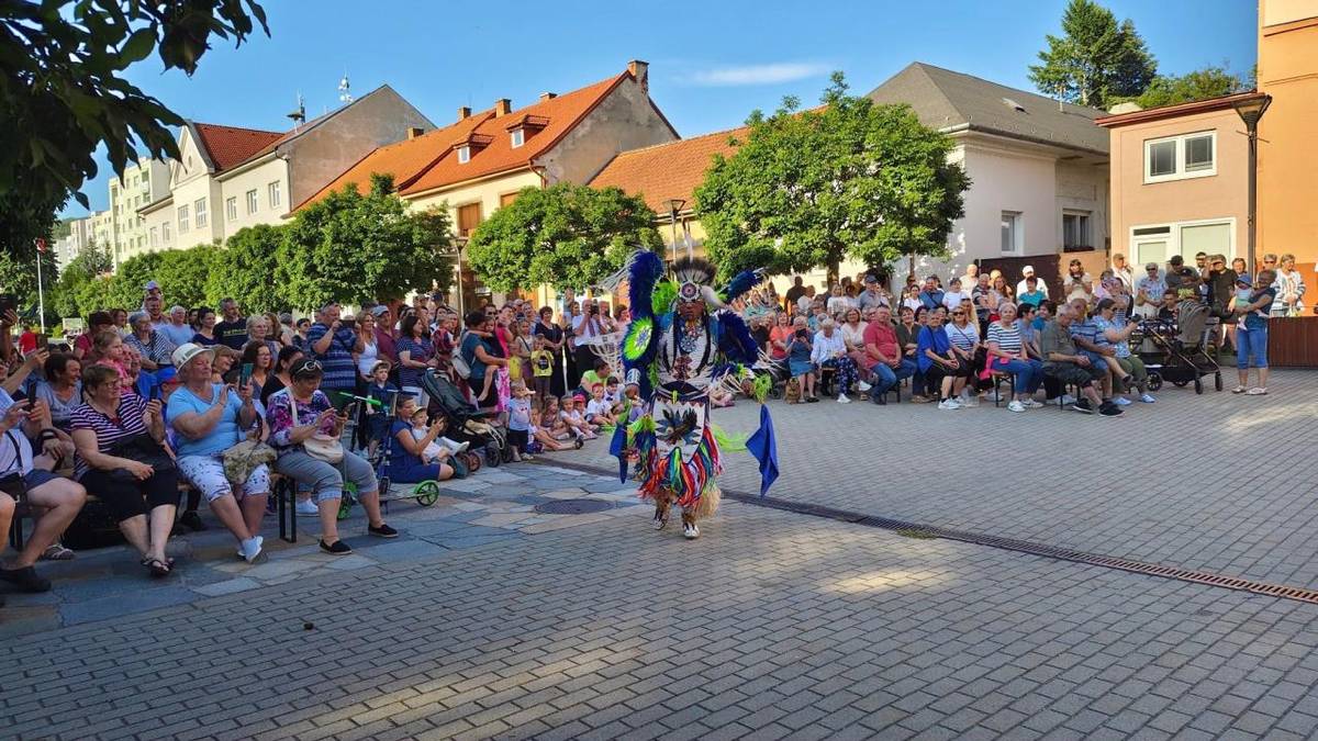 V Brezovej pod Bradlom vystúpil grécky súbor Varda a Native Pride Productions z Floridy, ktoré priblížilo dedičstvo pôvodných obyvateľov Ameriky.