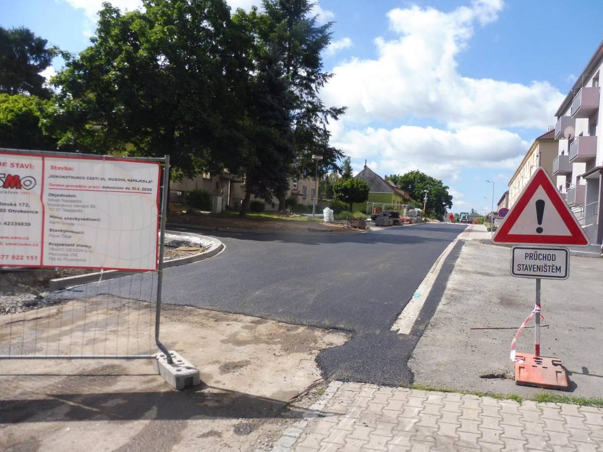 První etapa rekonstrukce Husovy ulice je dokončena a od pondělí 22. června 2026 bude úsek znovu otevřen.